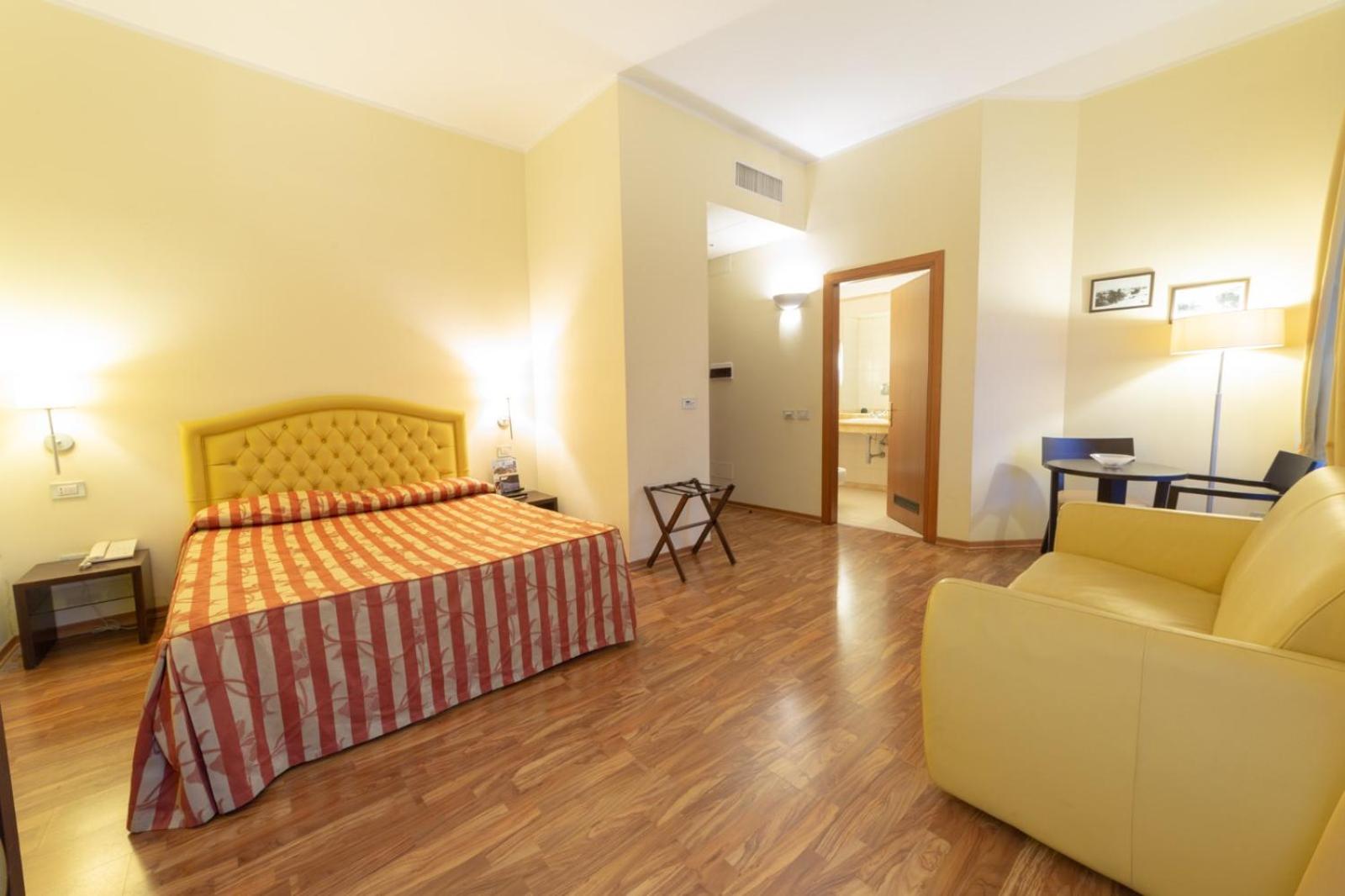 Deluxe Double Room - Photo 10
