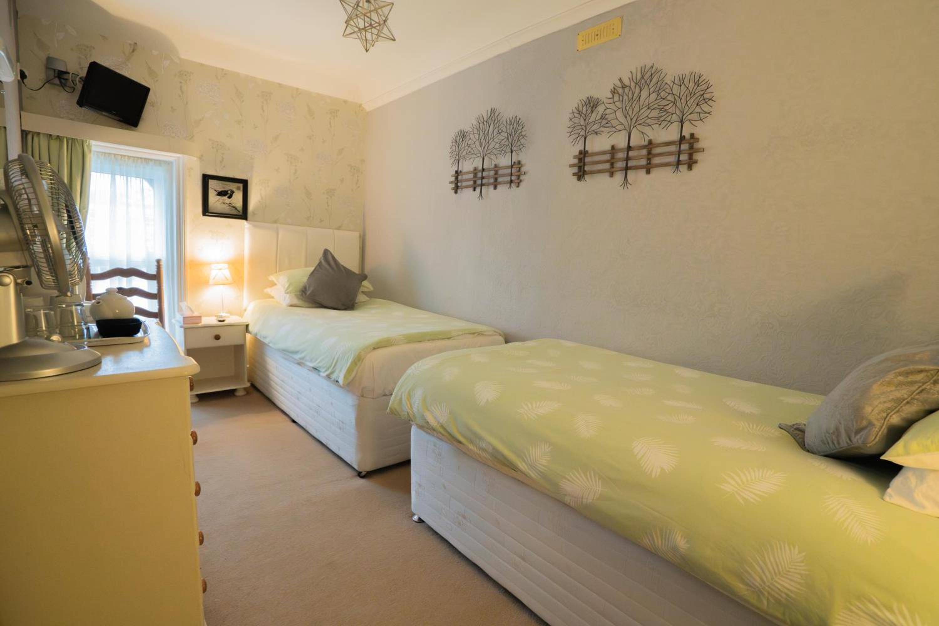 Cozy Twin Room with Private External Bathroom photo 1