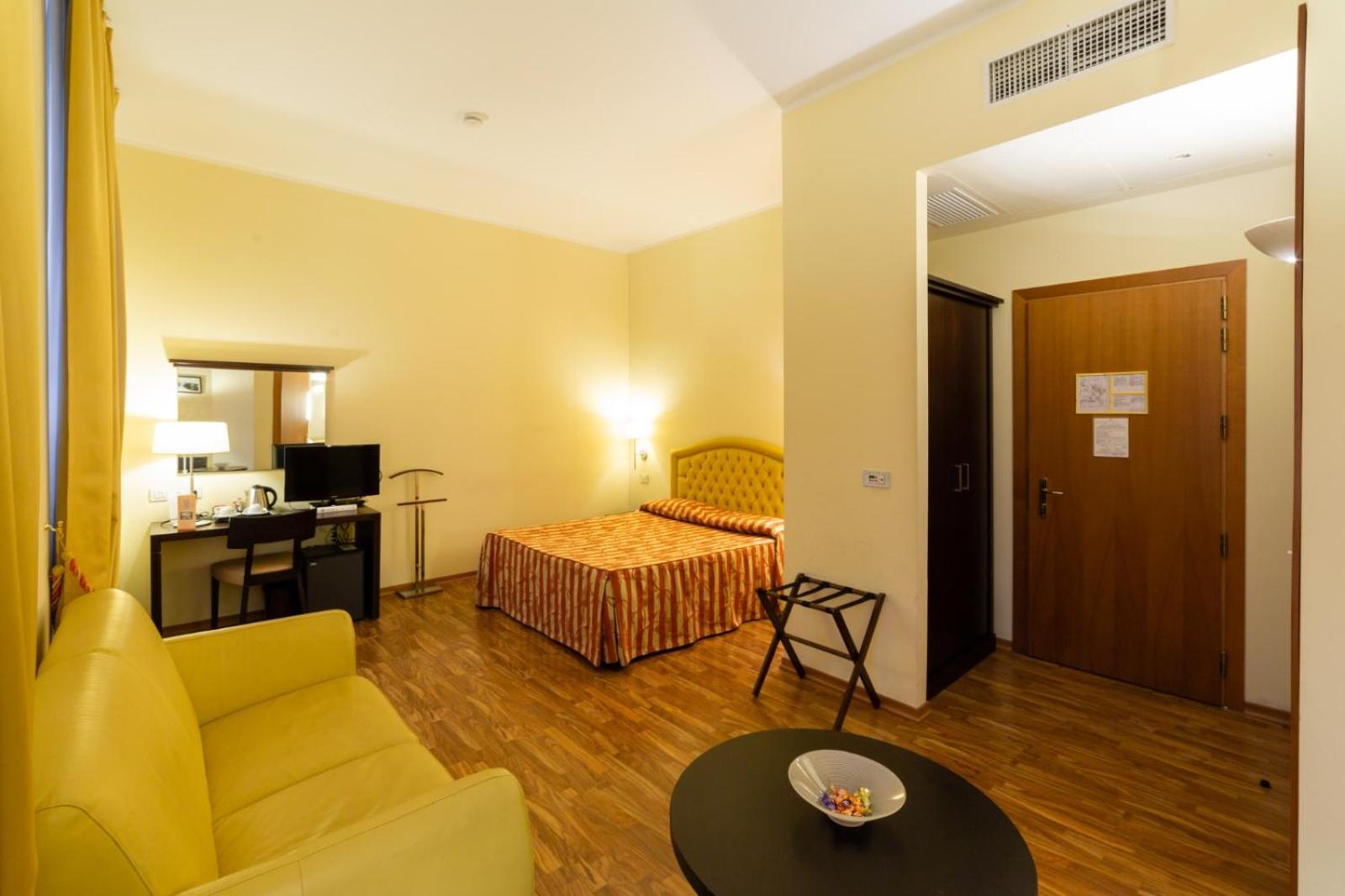 Deluxe Double Room - Photo 9