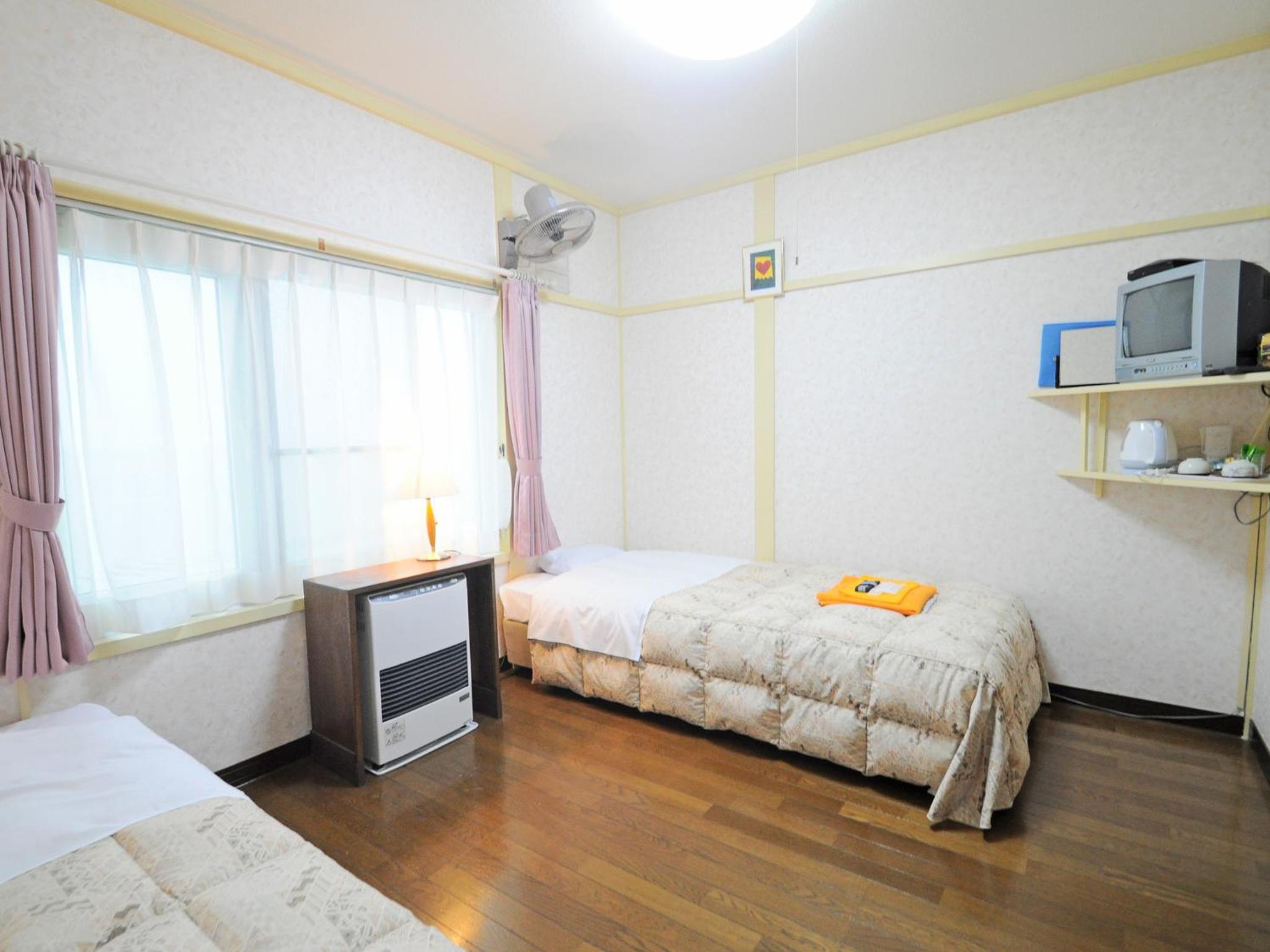 Standard Twin Room with Shared Bathroom photo 1