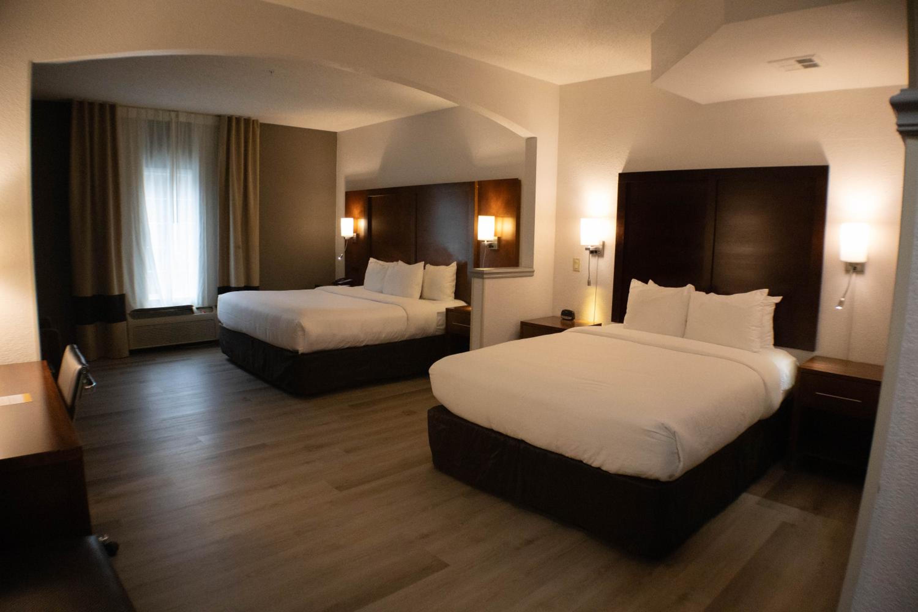 Suite with King Bed and Queen Bed - Non-Smoking - Photo 8
