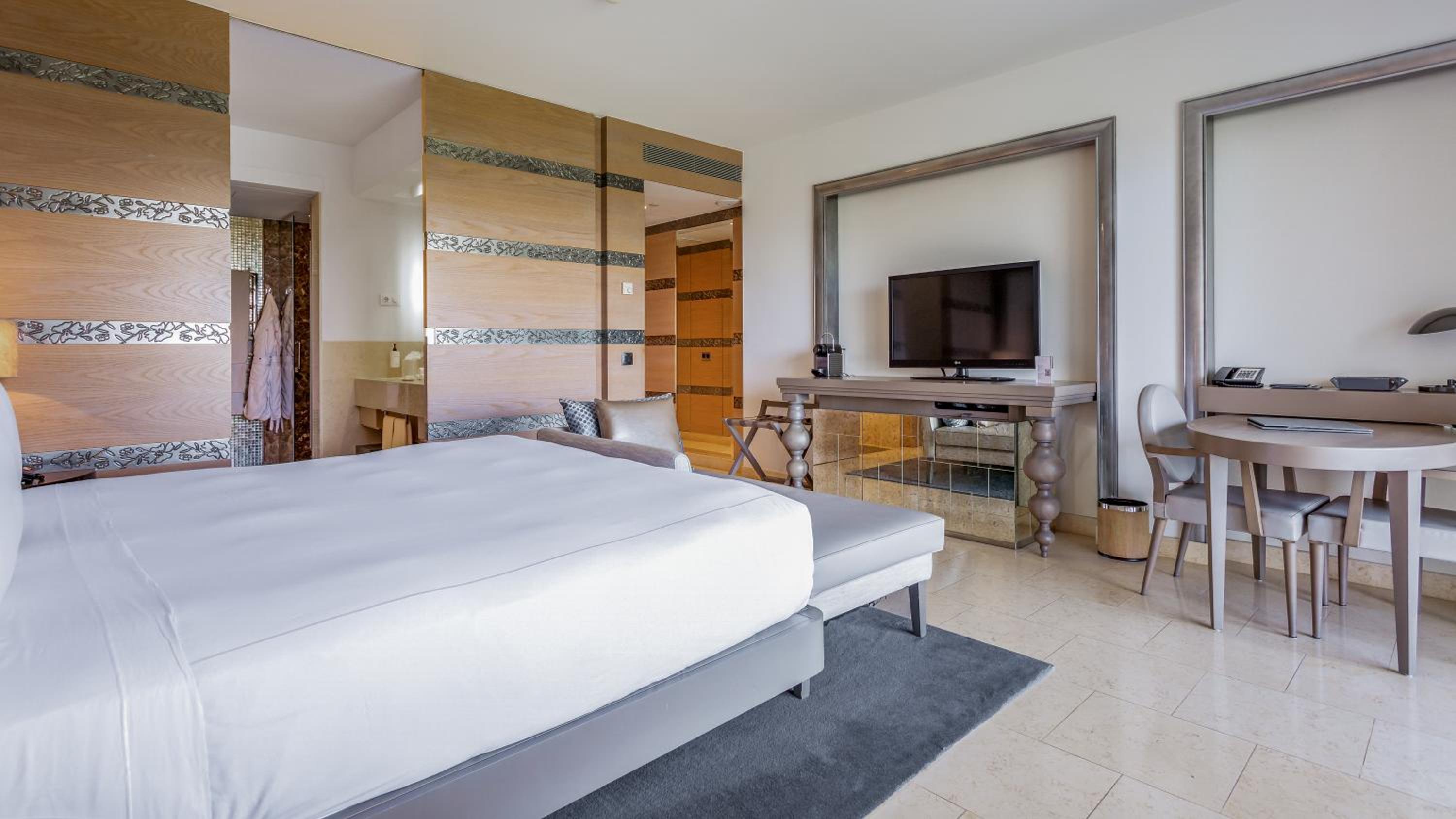 King Deluxe Plus Room - Photo 4