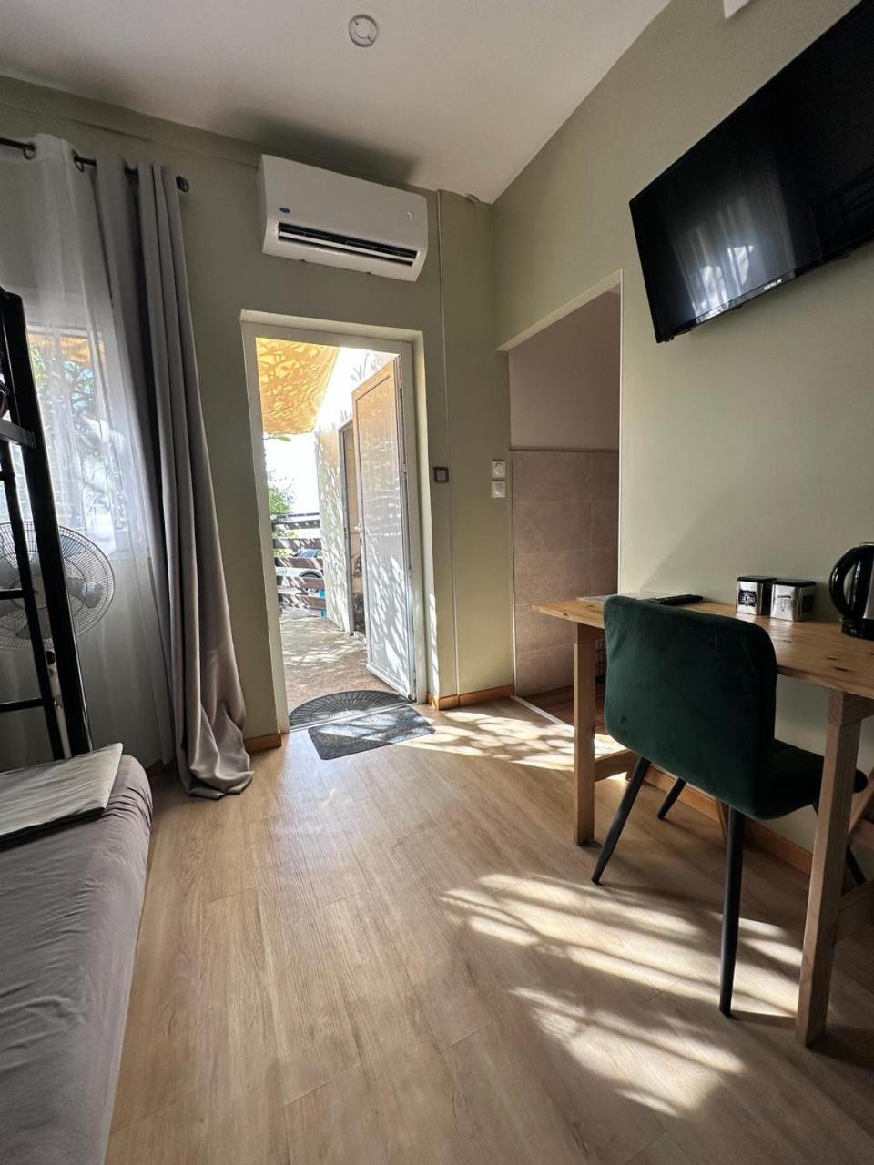Deluxe Family Suite - Photo 1