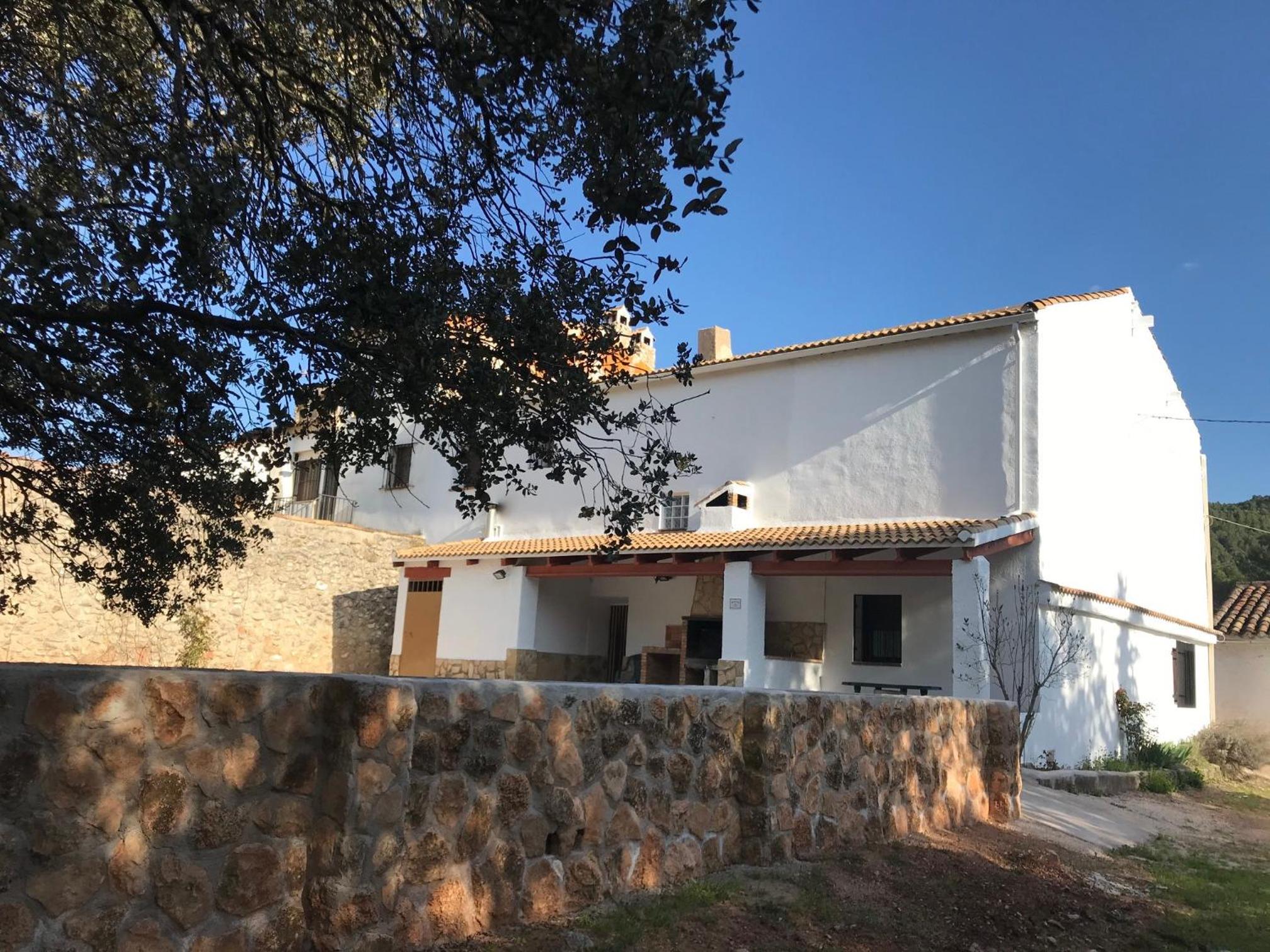 Five-Bedroom House photo 3