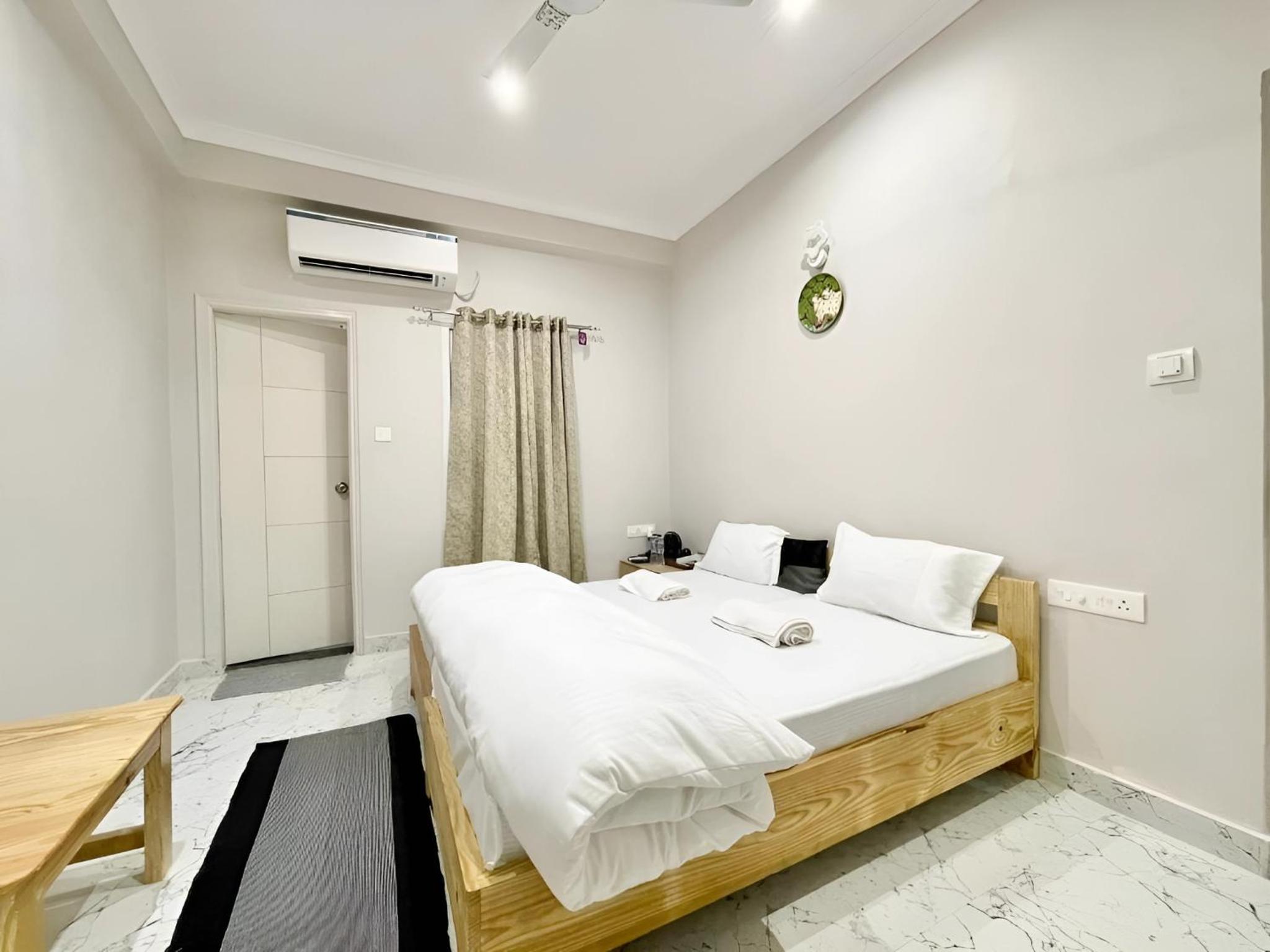 Standard King Room - Photo 10