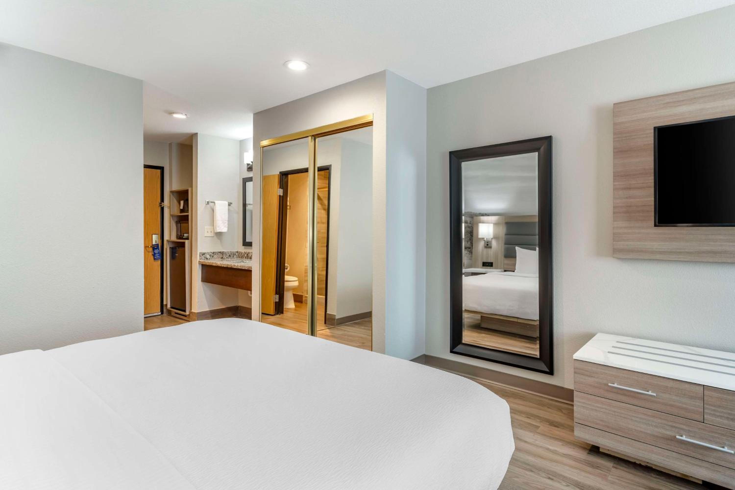 Standard King Room - Photo 6