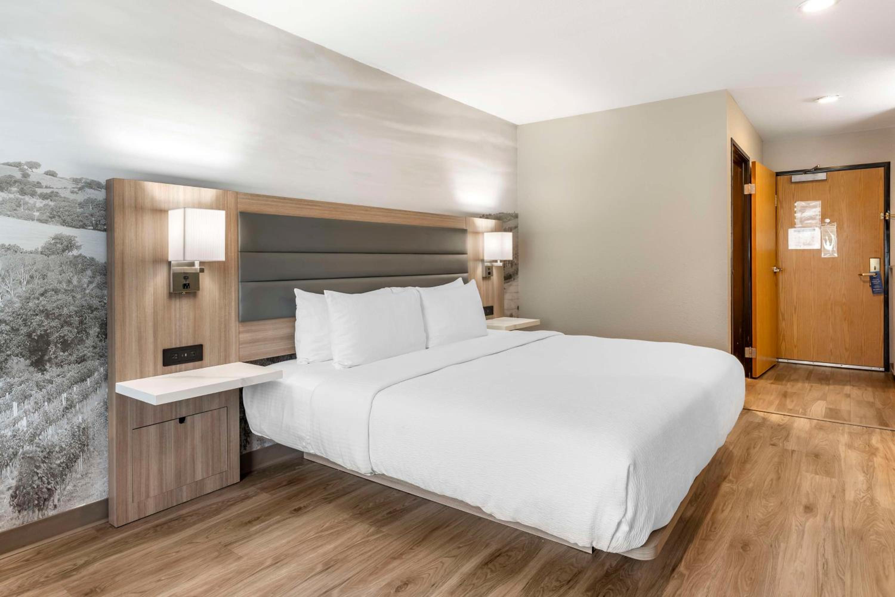 Standard King Room - Photo 5