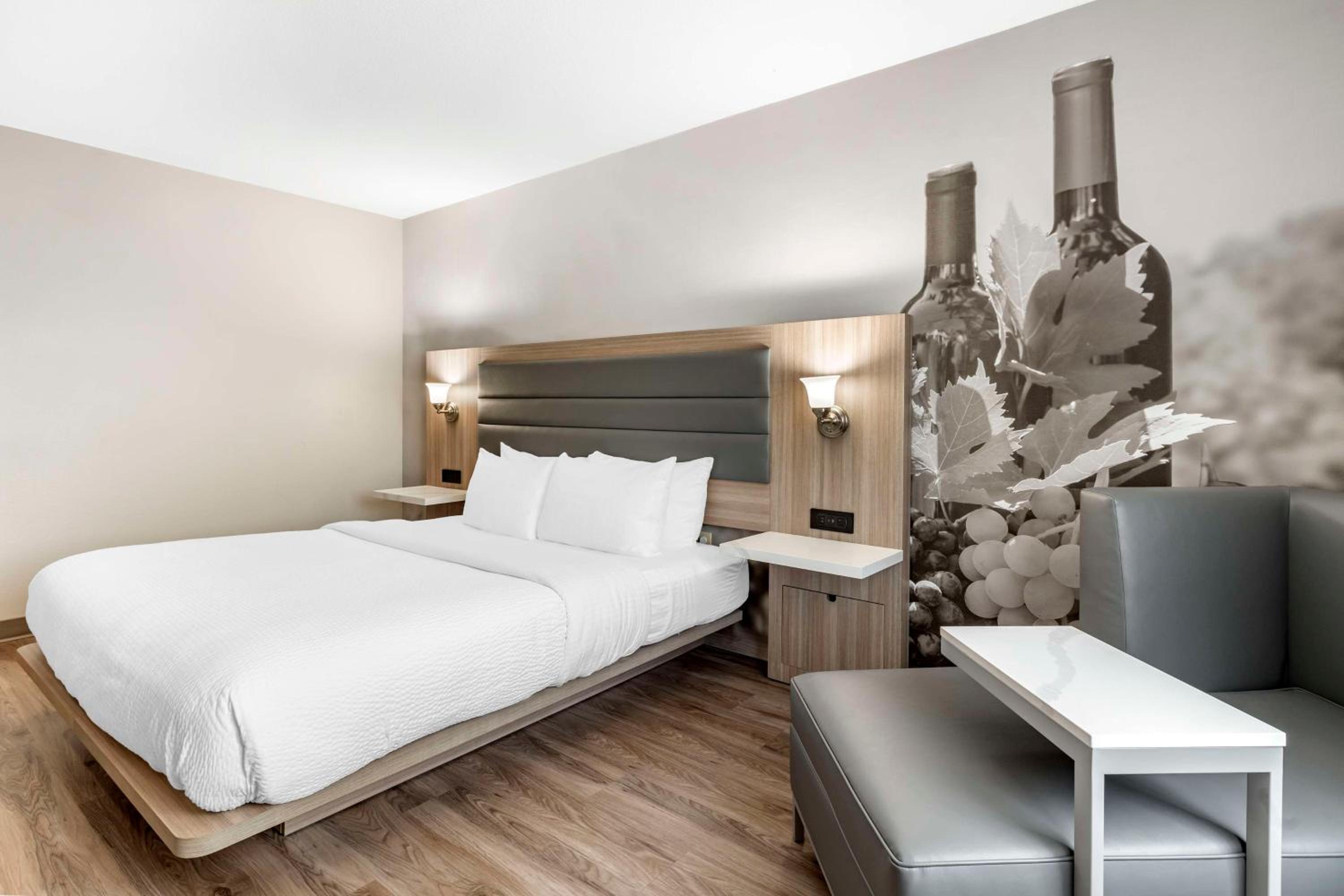 Standard King Room - Photo 7