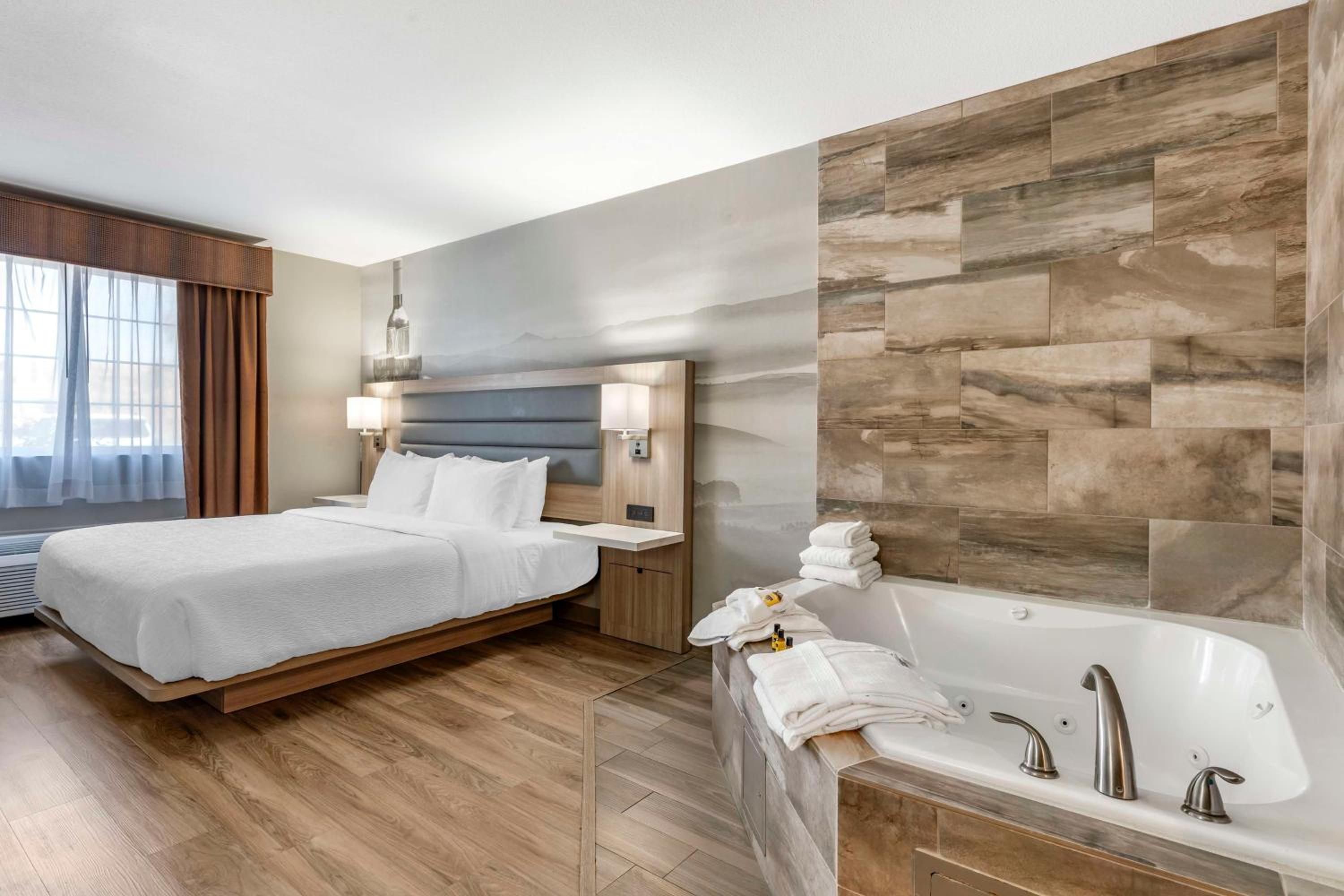 King Suite with Hot Tub - Non-Smoking - Photo 1