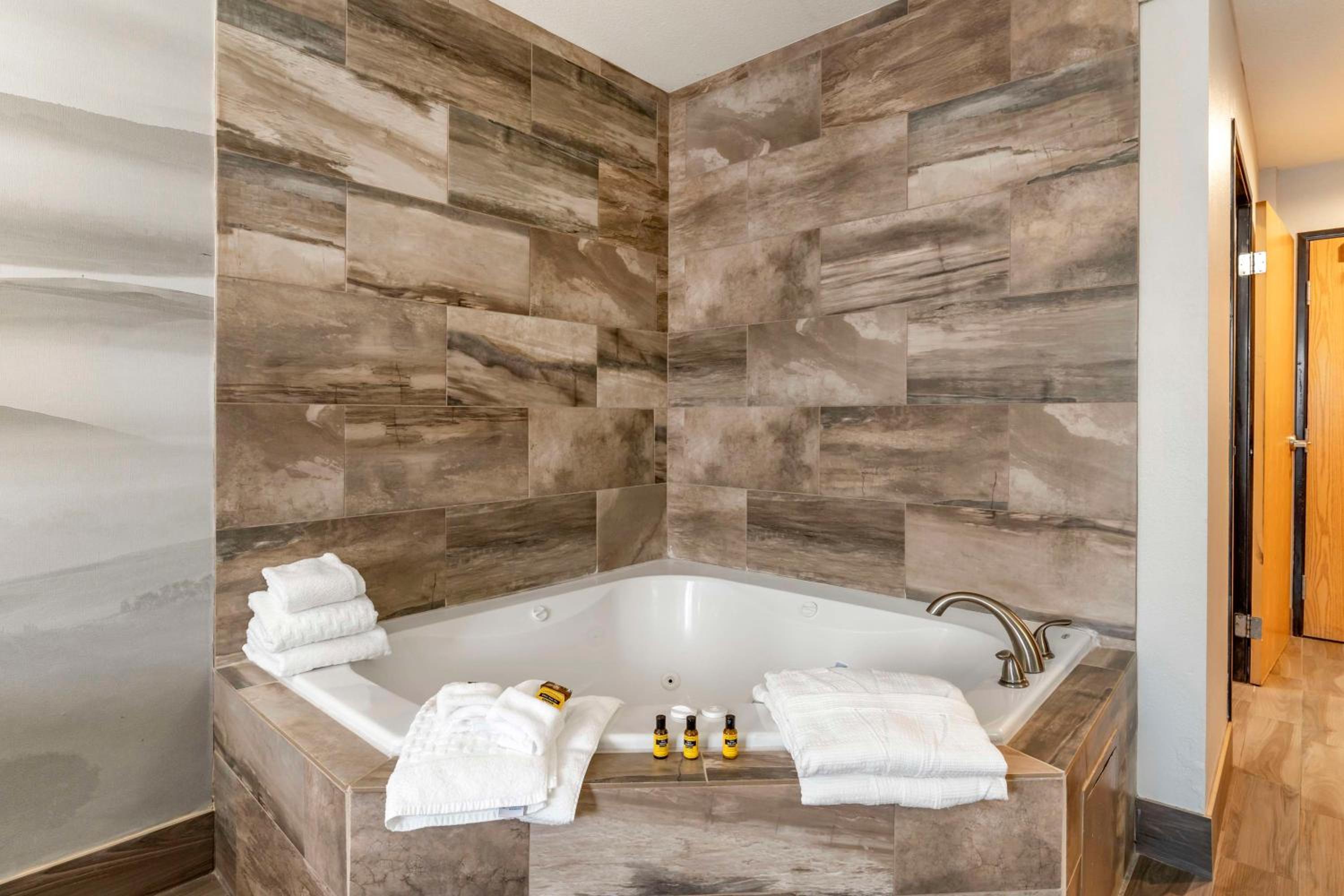 King Suite with Hot Tub - Non-Smoking - Photo 6