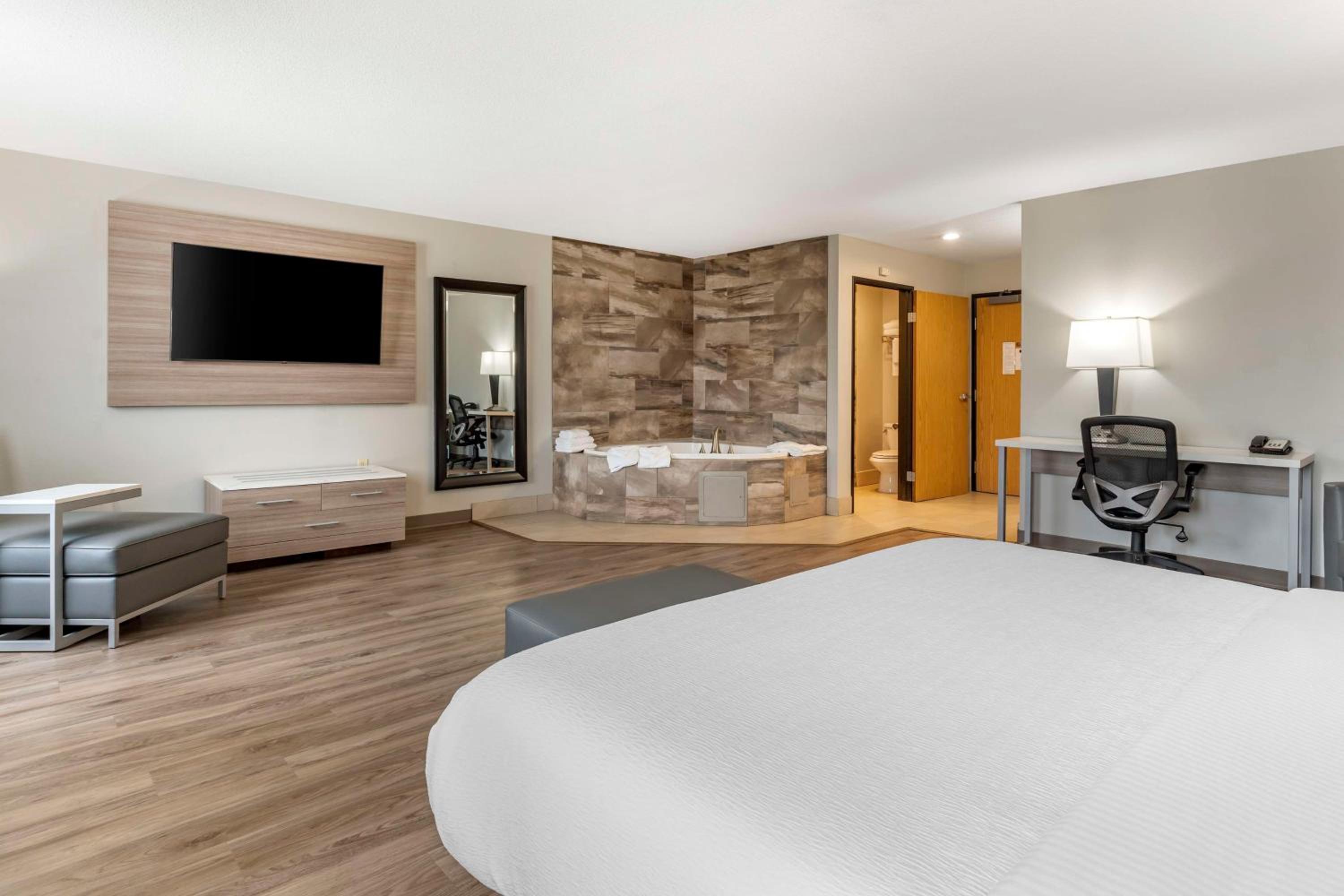 Oversize King Suite with Hot Tub - Non-Smoking - Photo 4