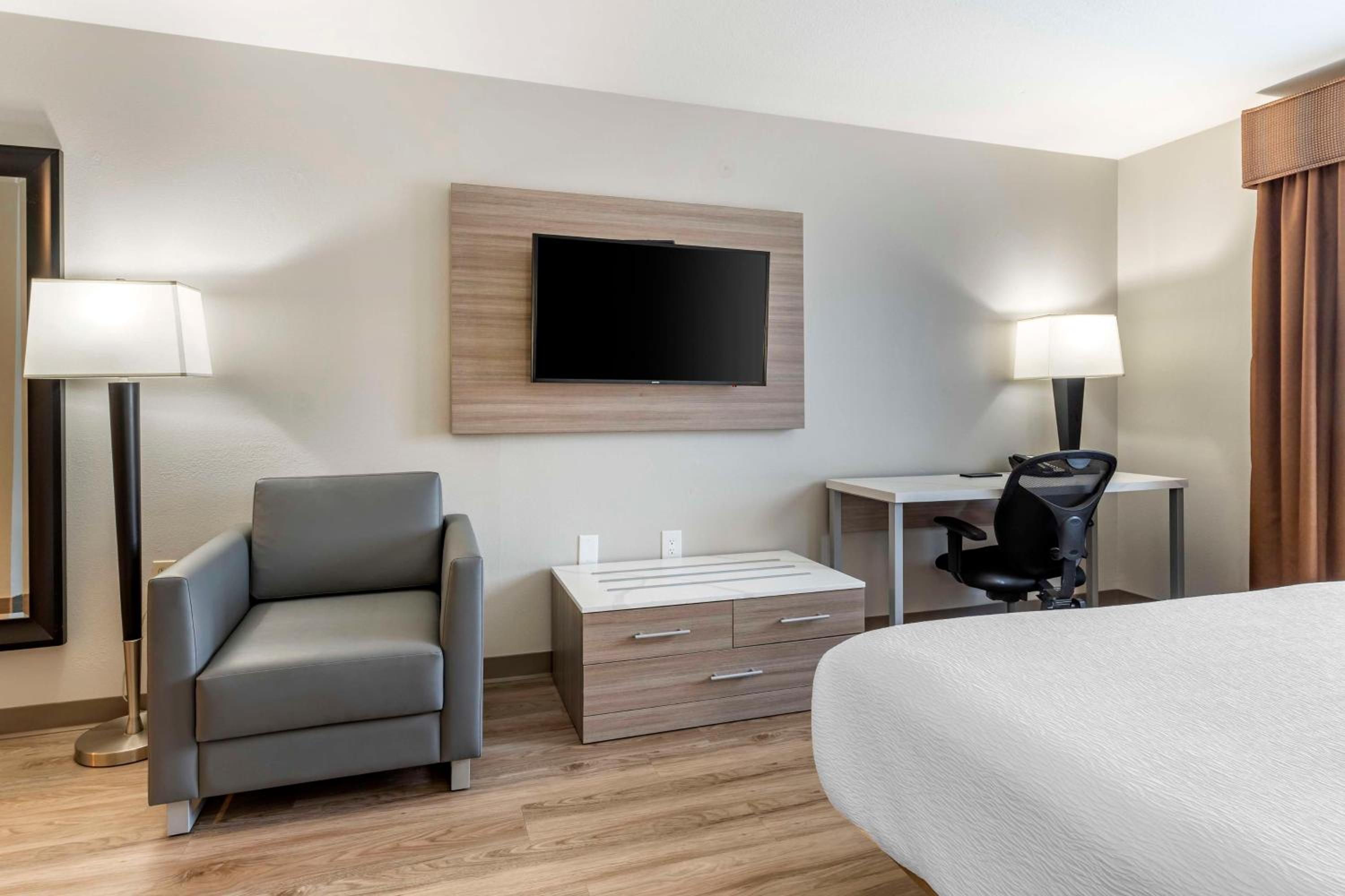 King Room with Roll-in Shower - Disability Access/Non-Smoking - Photo 1