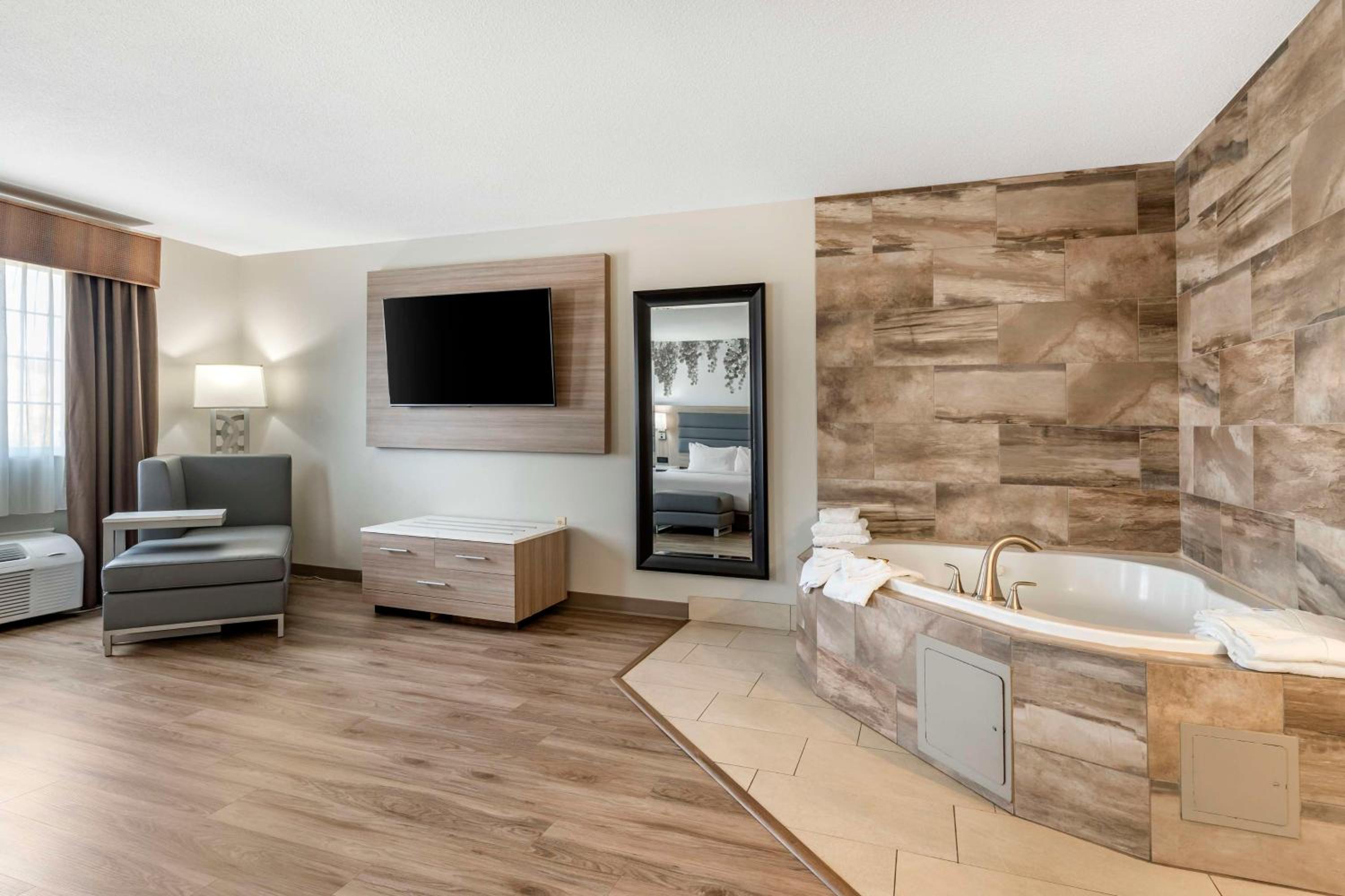 Oversize King Suite with Hot Tub - Non-Smoking - Photo 3