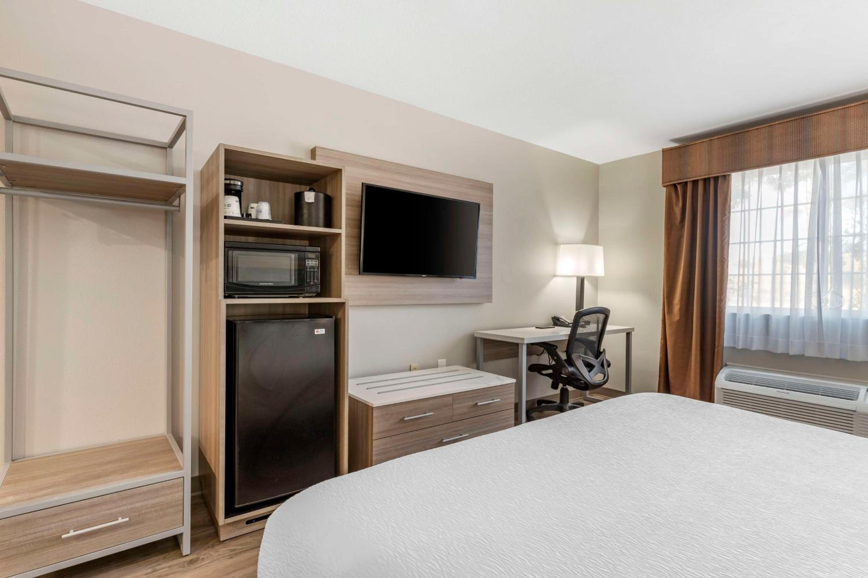 King Room with Roll-in Shower - Disability Access/Non-Smoking - Photo 4