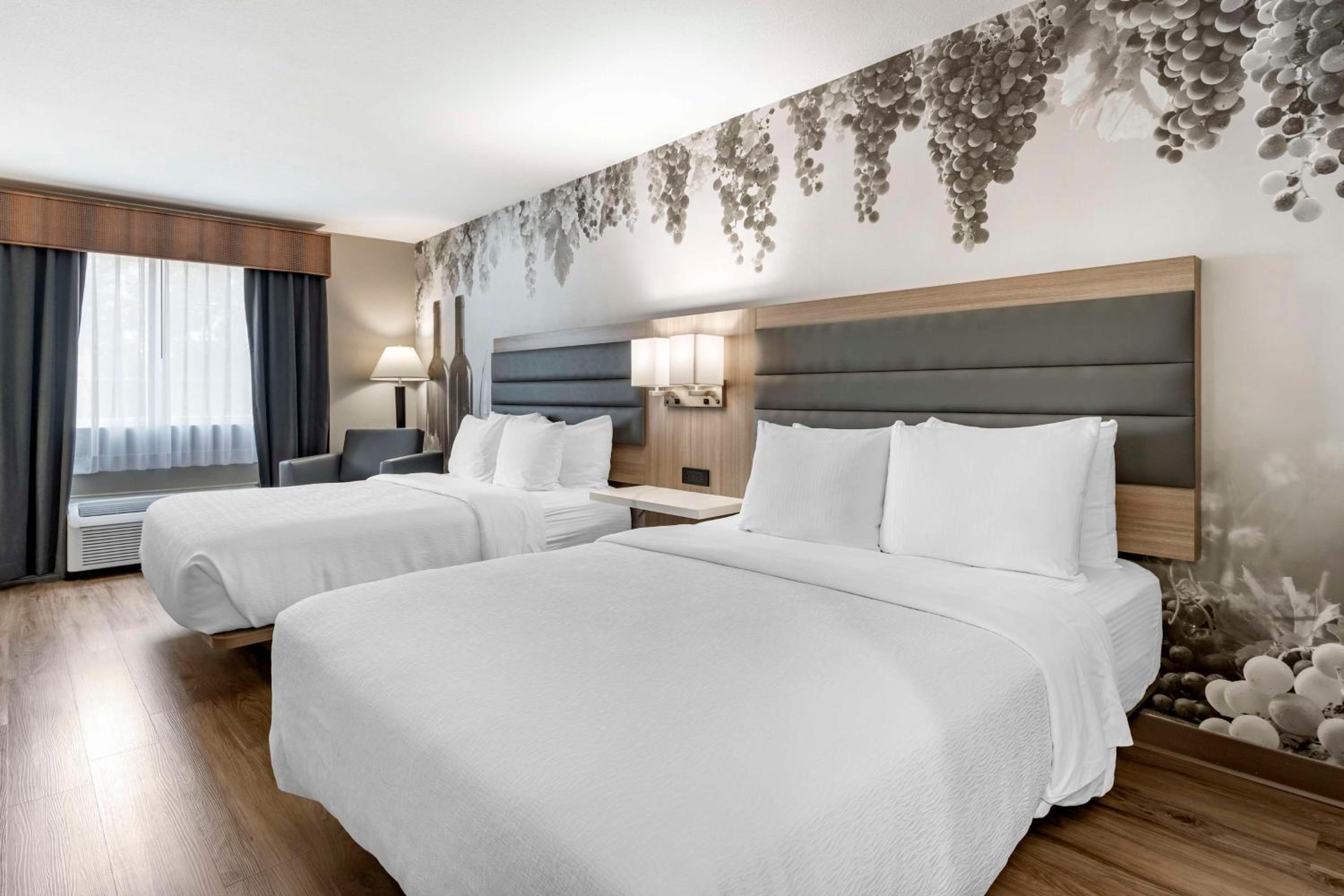 Queen Room with Two Queen Beds - Non-Smoking - Photo 2