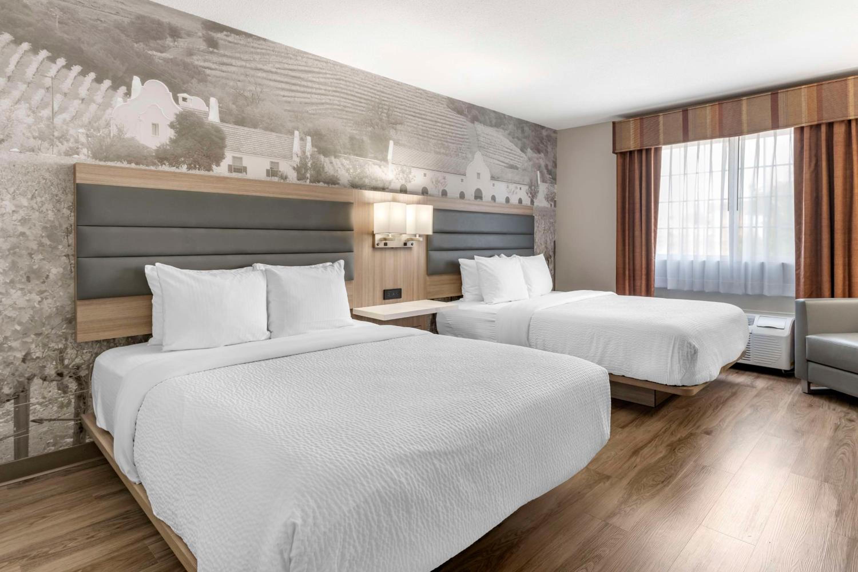 Queen Room with Two Queen Beds - Non-Smoking - Photo 1