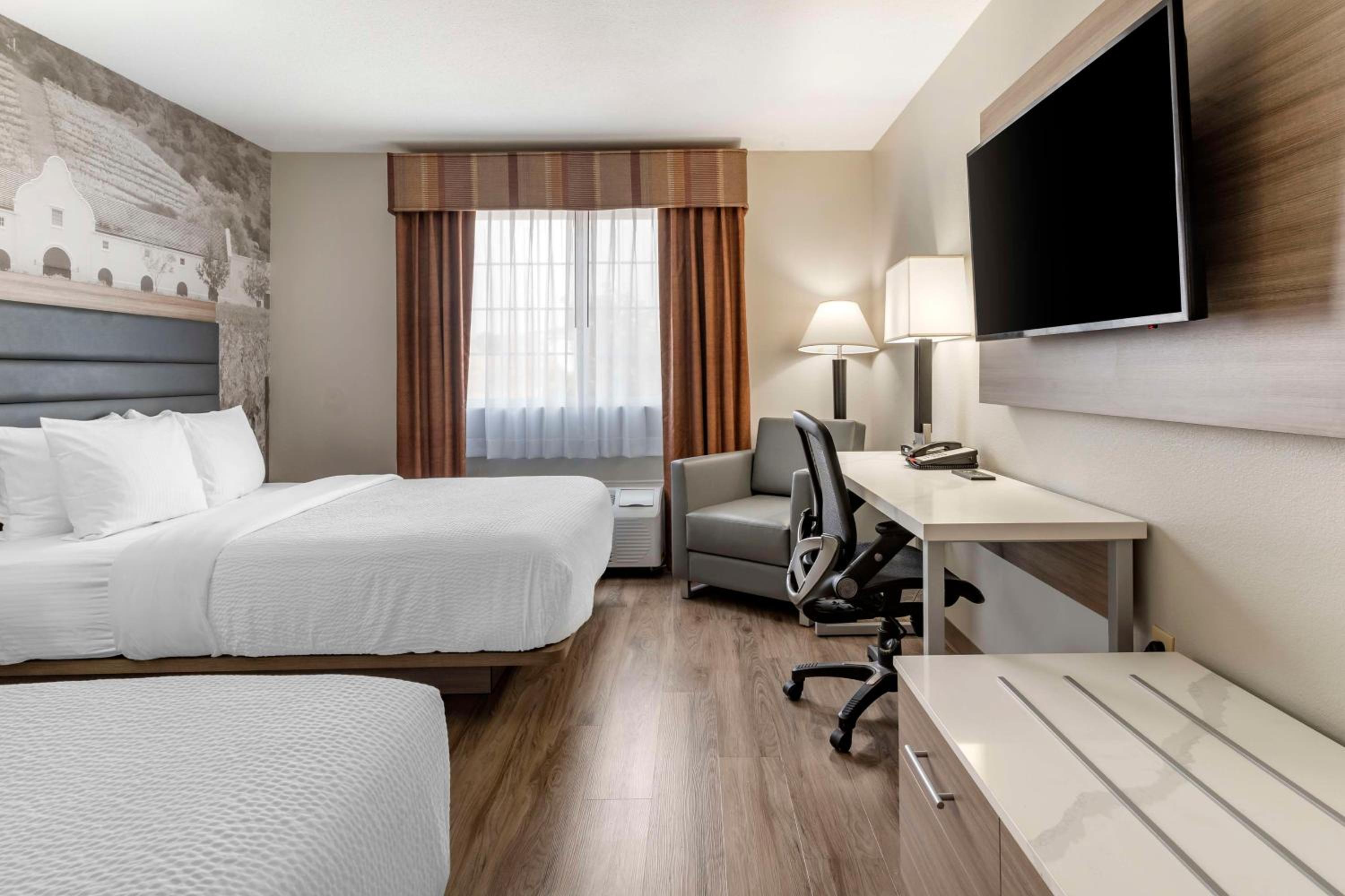 Queen Room with Two Queen Beds - Non-Smoking - Photo 6