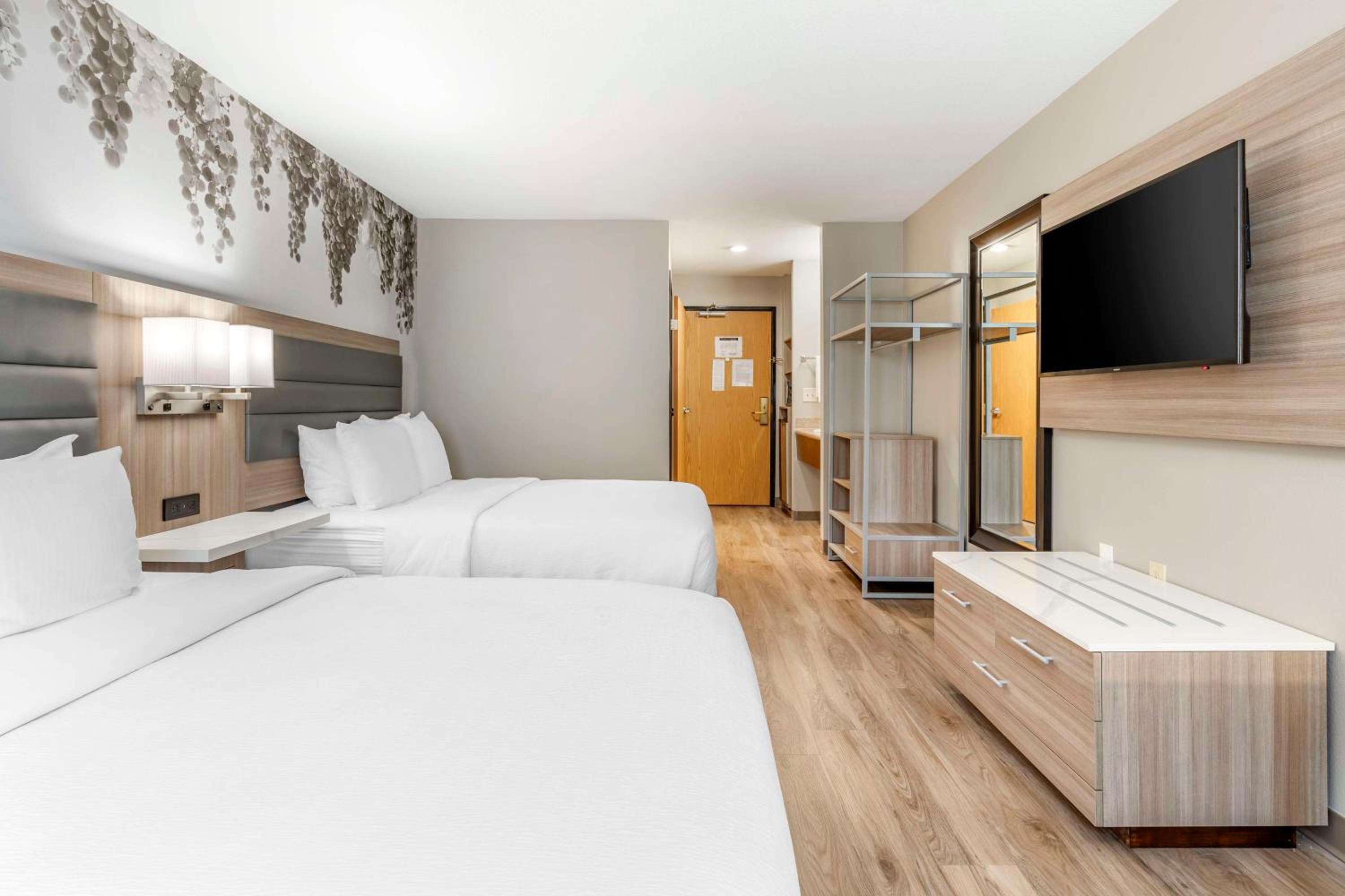 Queen Room with Two Queen Beds - Non-Smoking - Photo 5