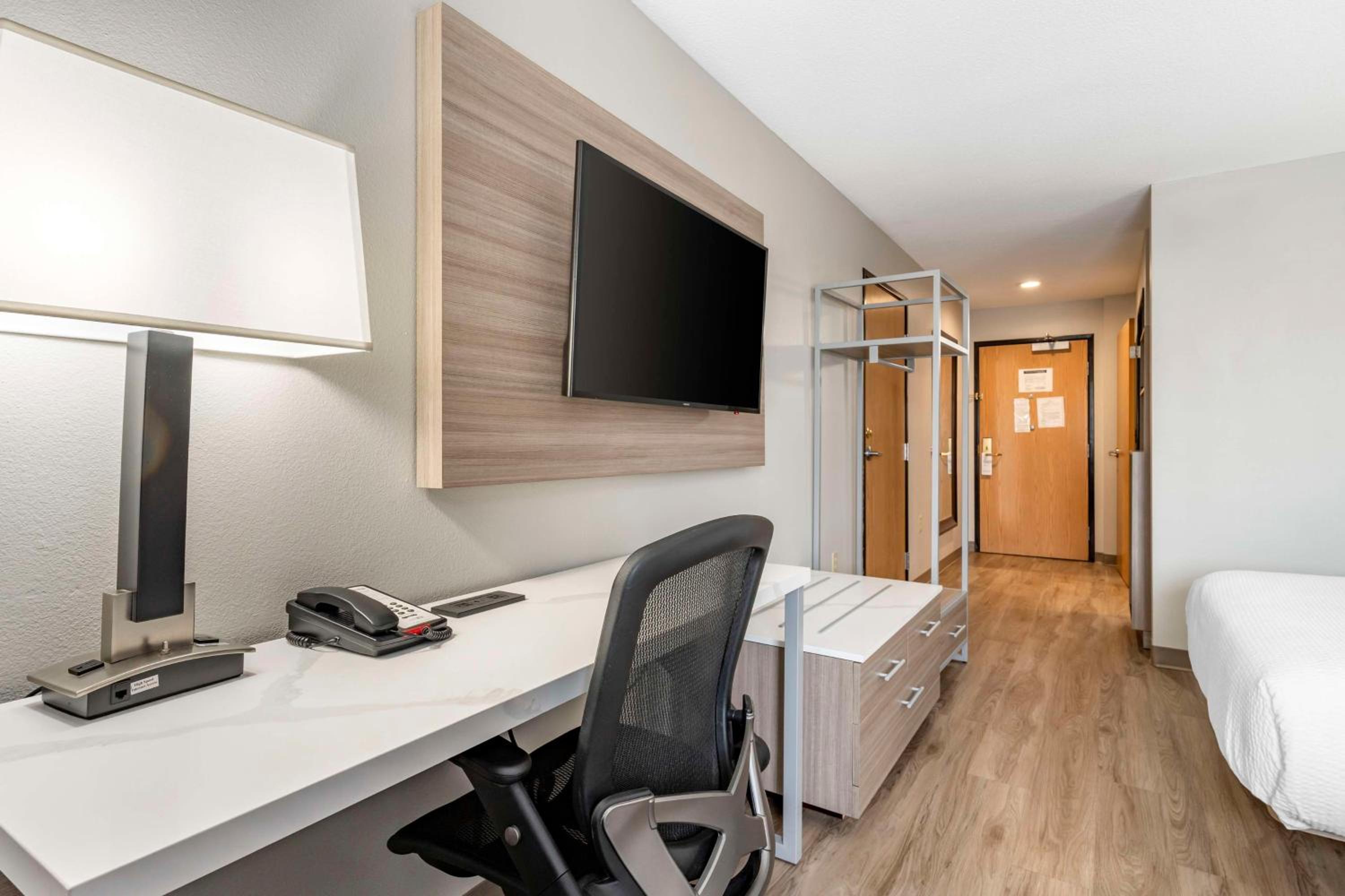 King Room with Bath Tub - Mobility Accessible/Non-Smoking - Photo 3