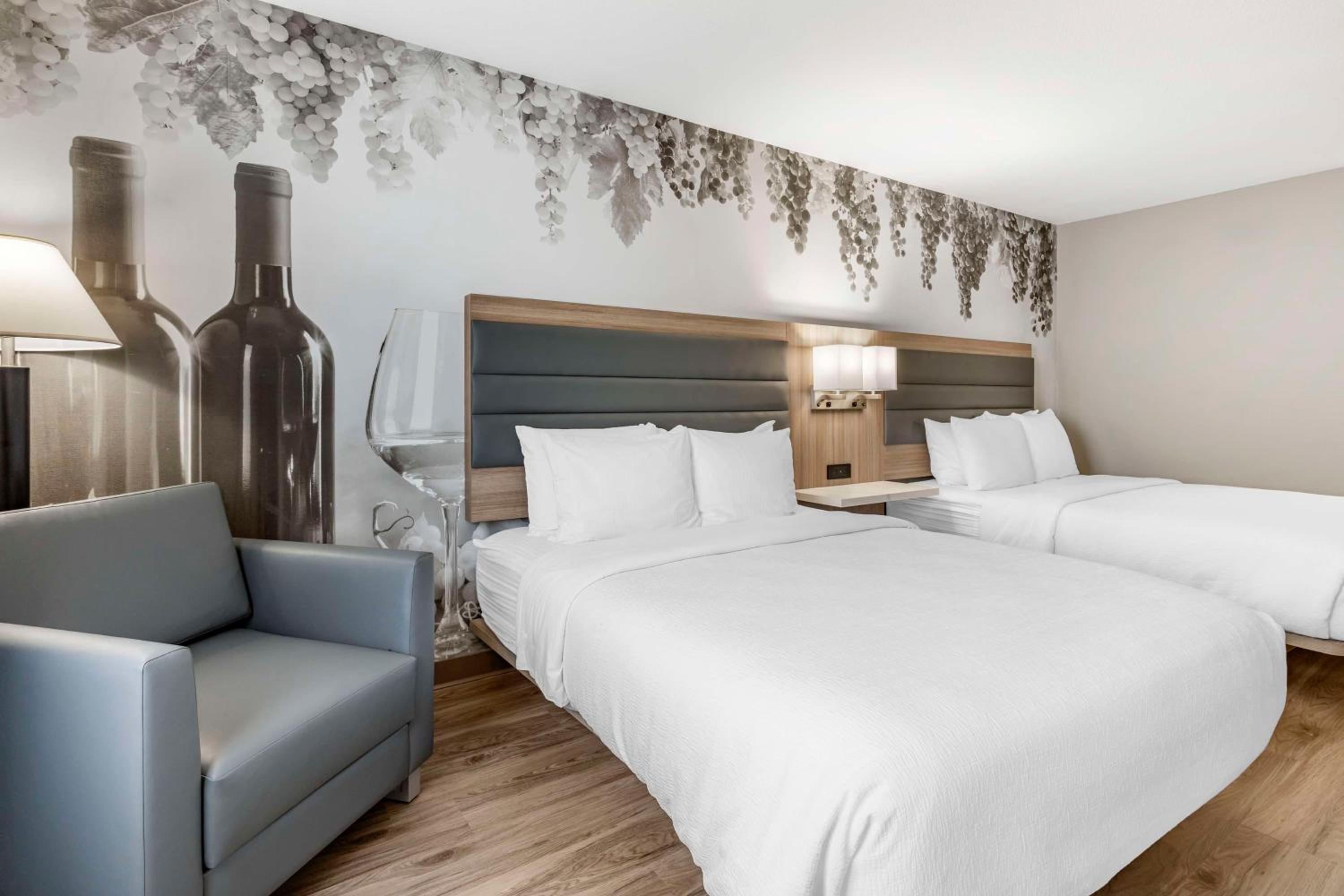 Queen Room with Two Queen Beds - Non-Smoking - Photo 4