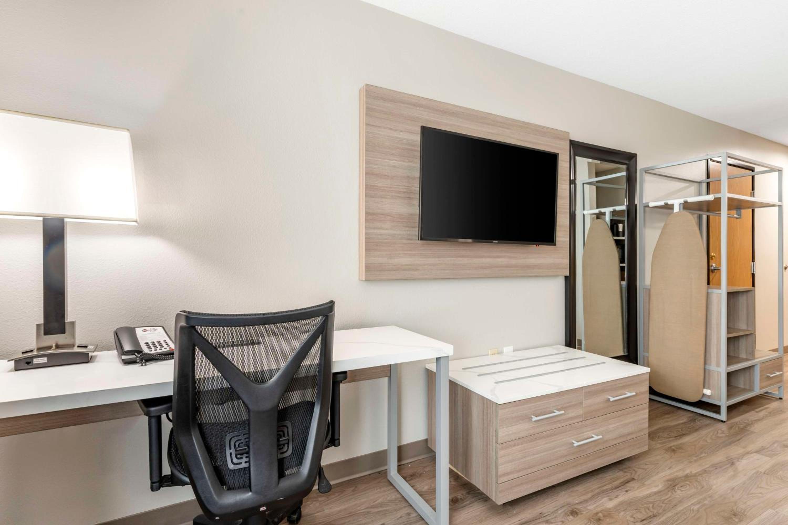King Room with Bath Tub - Mobility Accessible/Non-Smoking - Photo 1