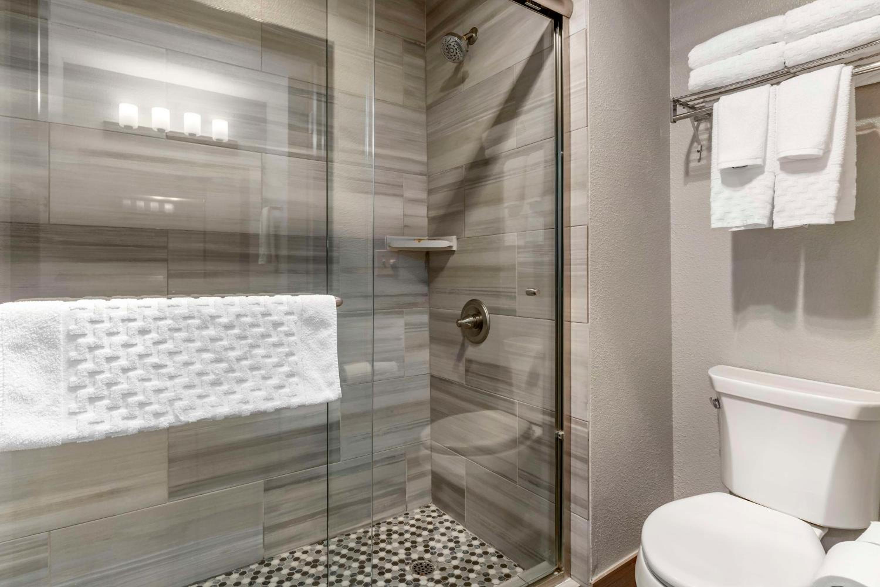 King Suite with Hot Tub - Non-Smoking - Photo 5