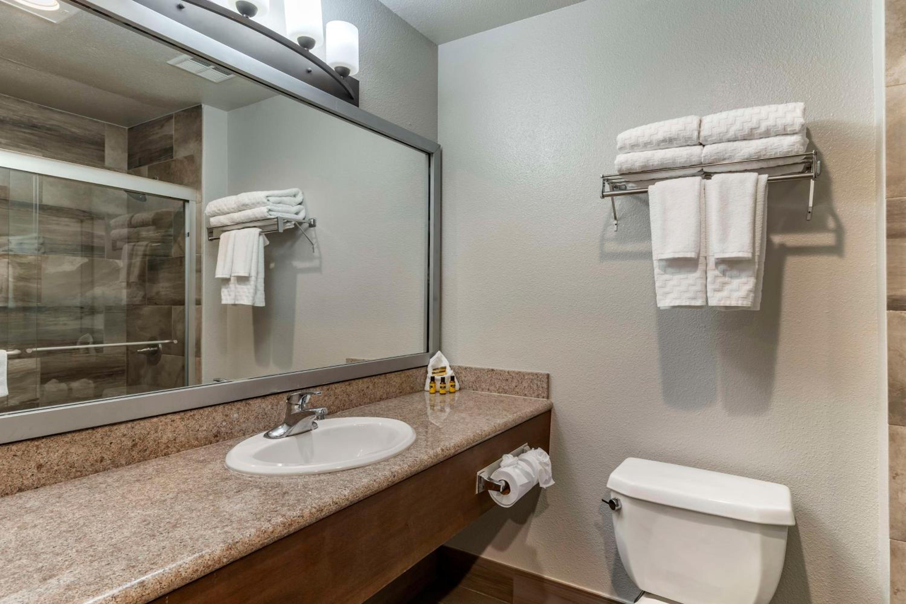King Suite with Hot Tub - Non-Smoking - Photo 4