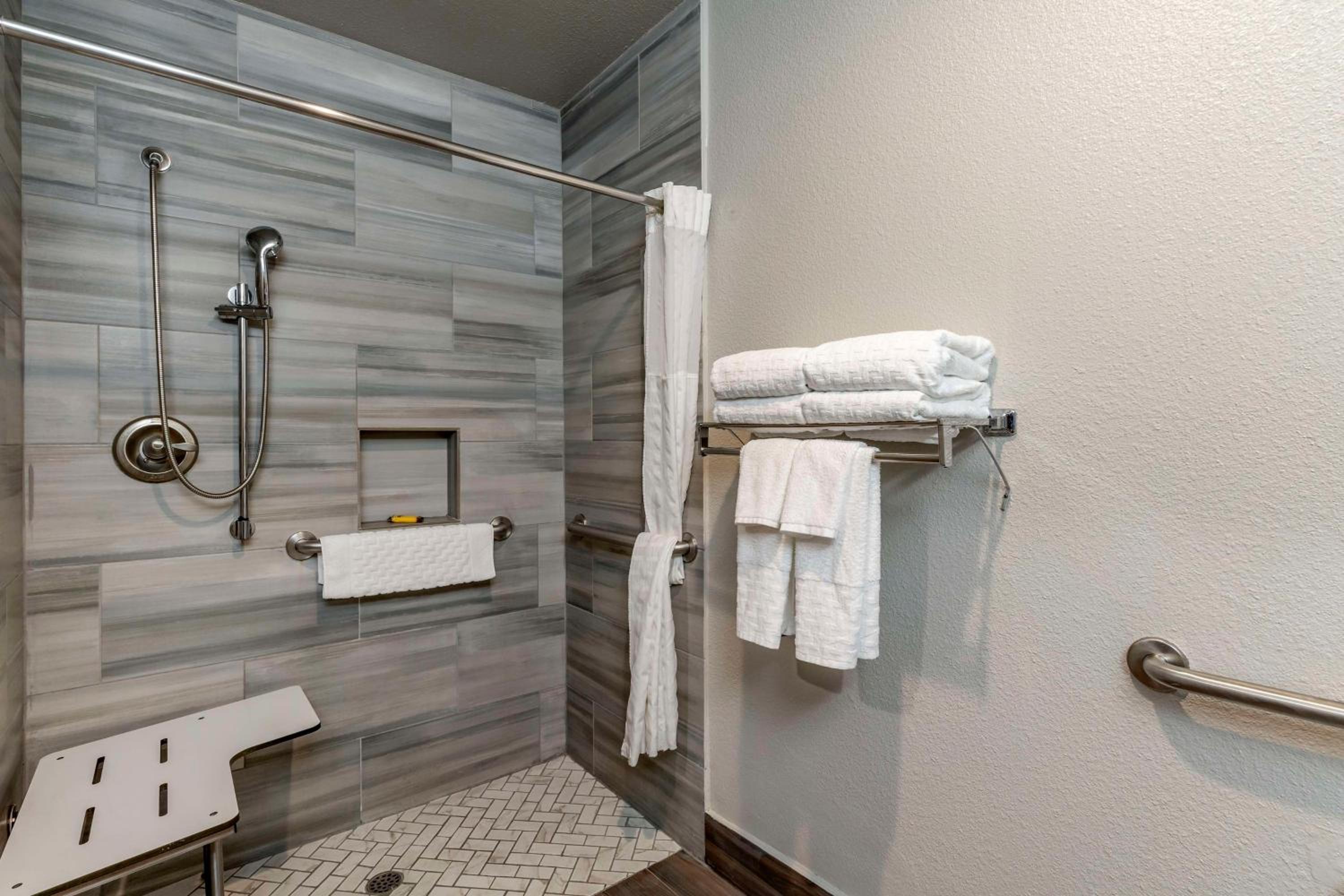 King Room with Roll-in Shower - Disability Access/Non-Smoking - Photo 2