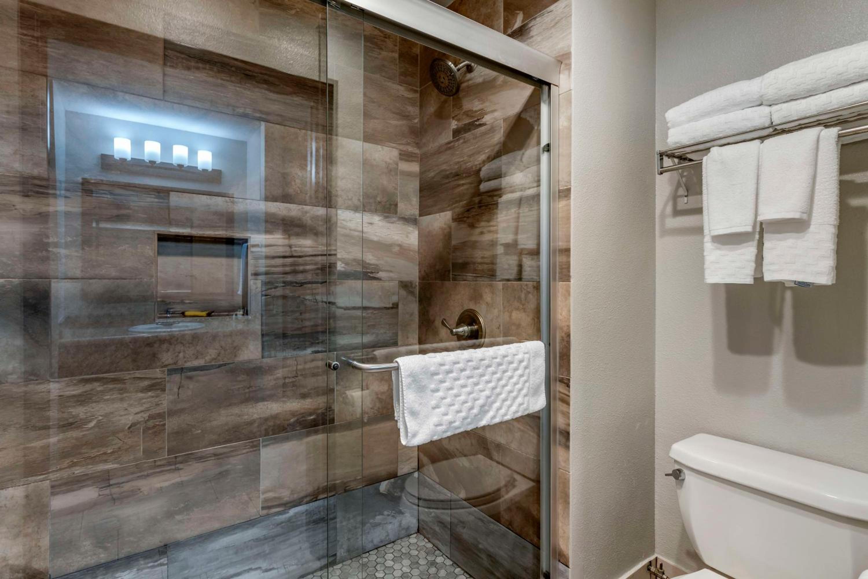 King Suite with Hot Tub - Non-Smoking - Photo 3