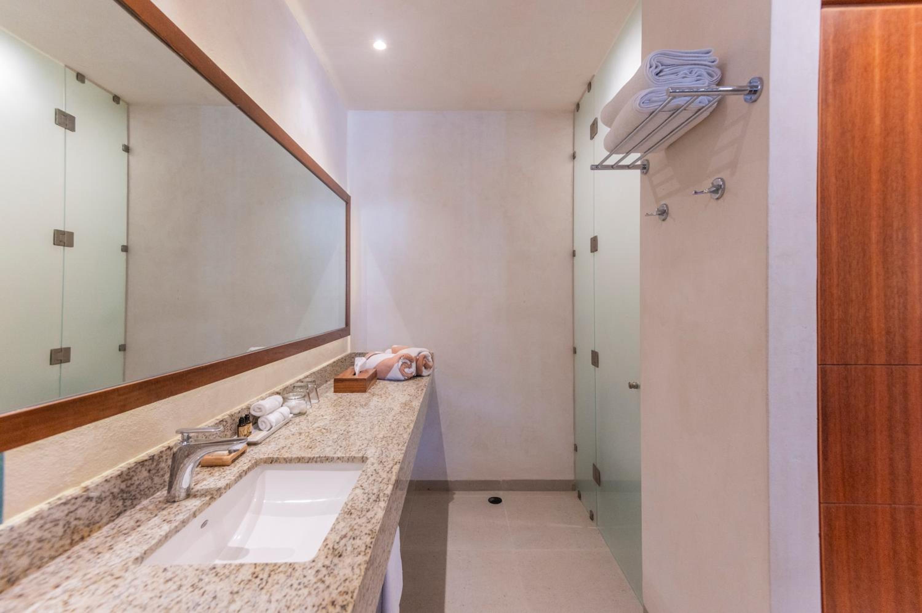 Deluxe Double Room with Balcony and Sea View - Photo 5