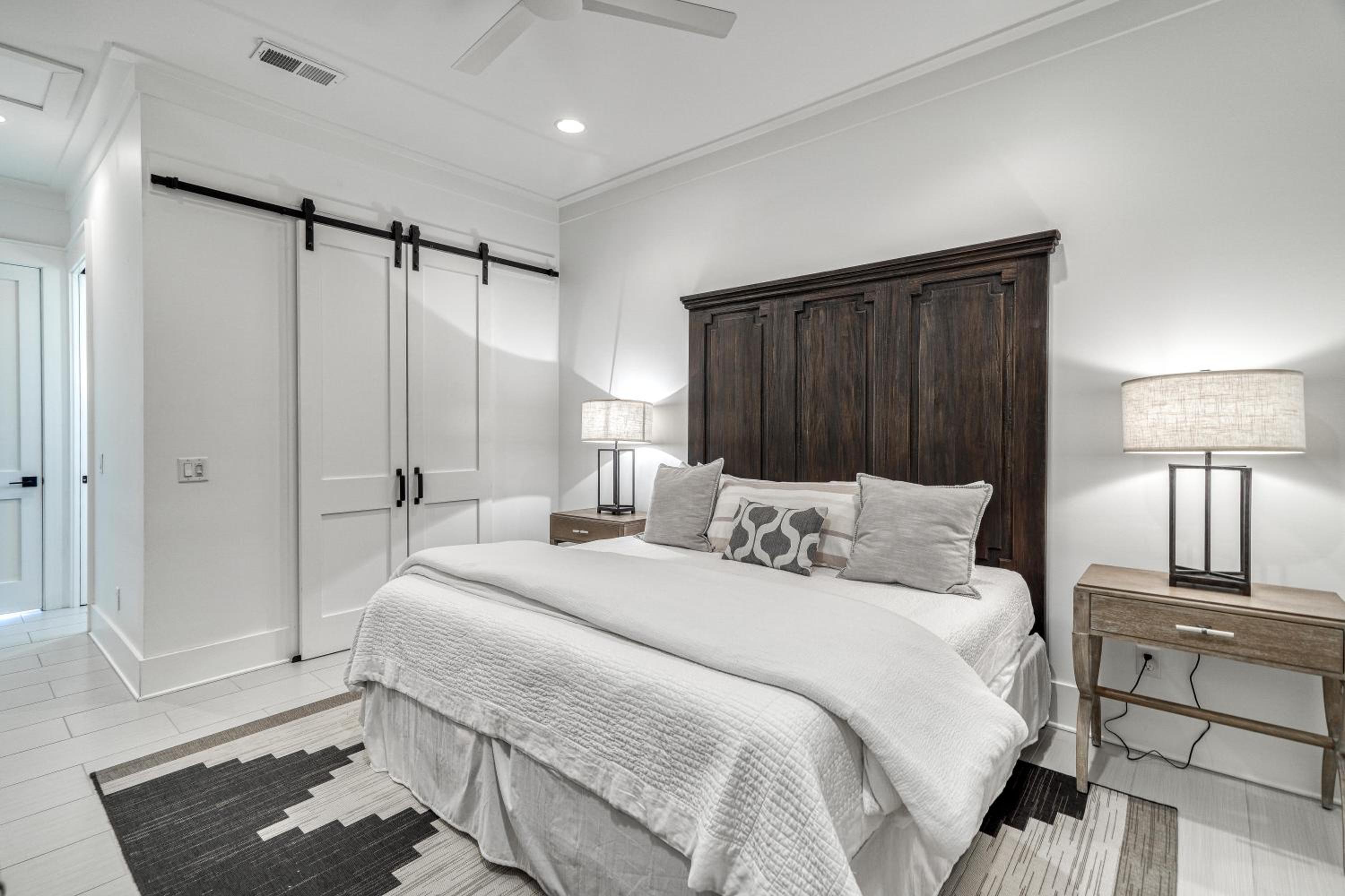 Seven-Bedroom House photo 3
