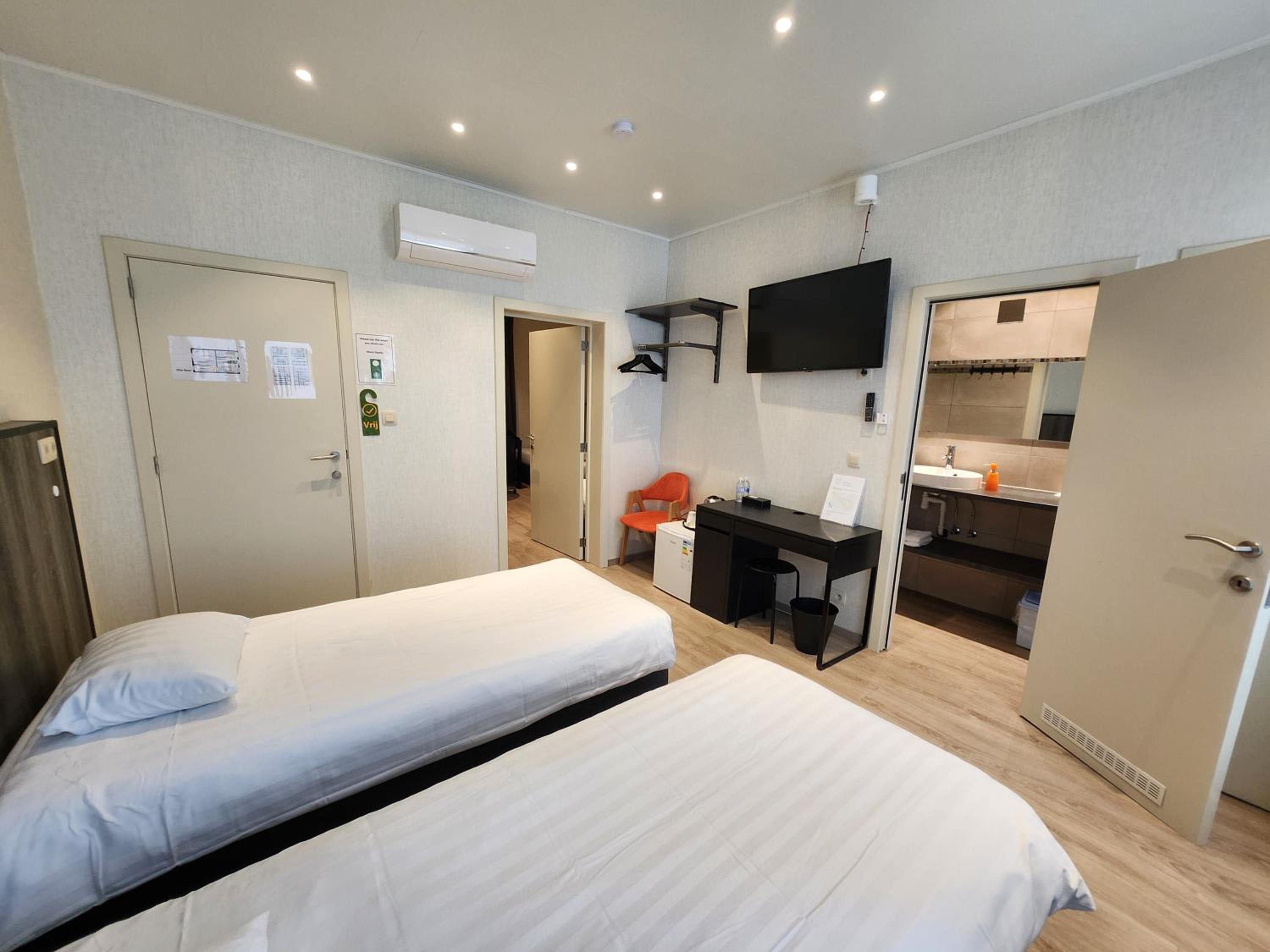 Family Room with Private Bathroom photo 1