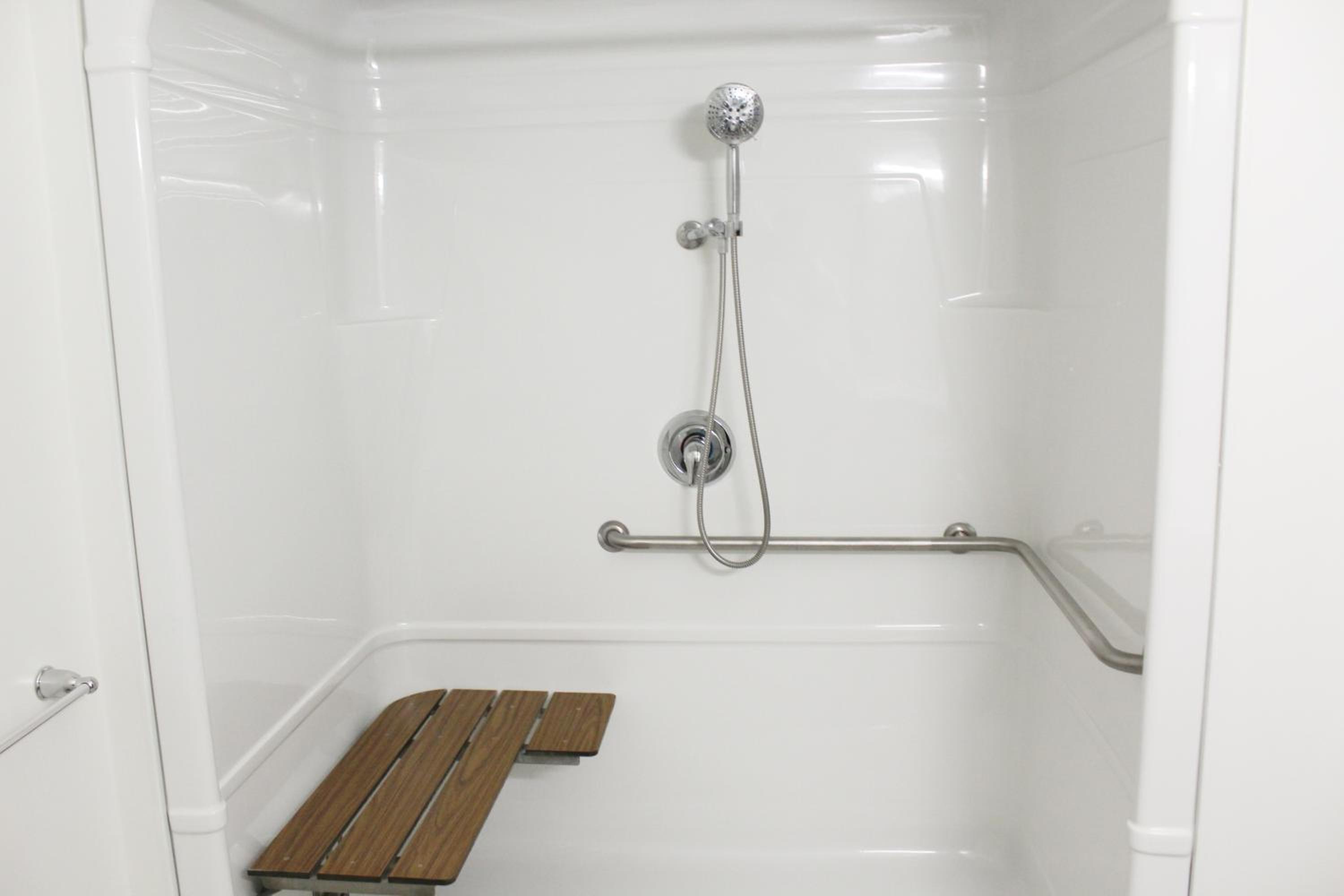 Queen Room with Roll-In Shower - Mobility Accessible/Non-Smoking