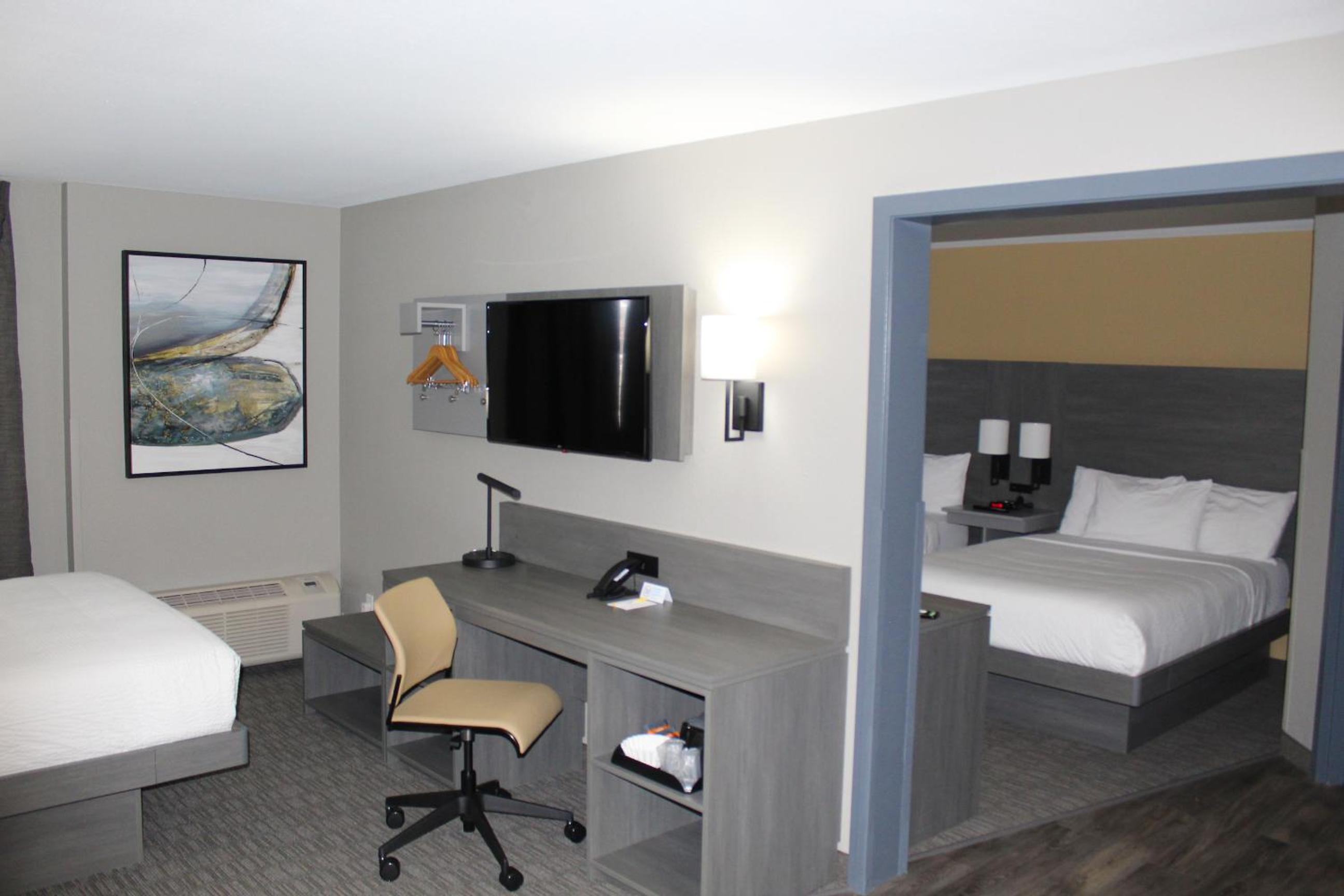 Efficiency Queen Room with One Queen and Two Double Beds - Non-Smoking