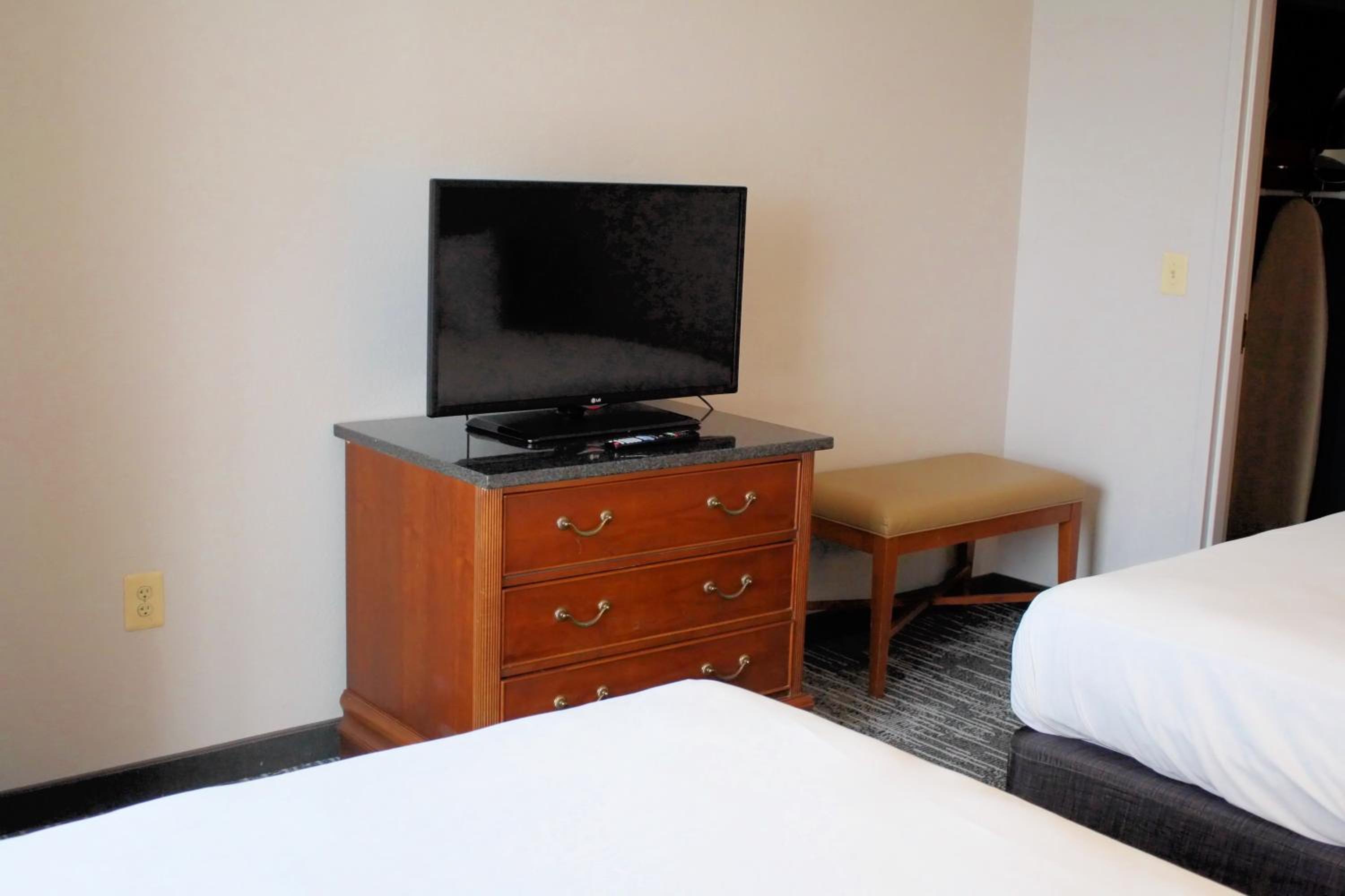 Family Room with Two Queen Beds and Sofa bed - Non Smoking - Photo 4
