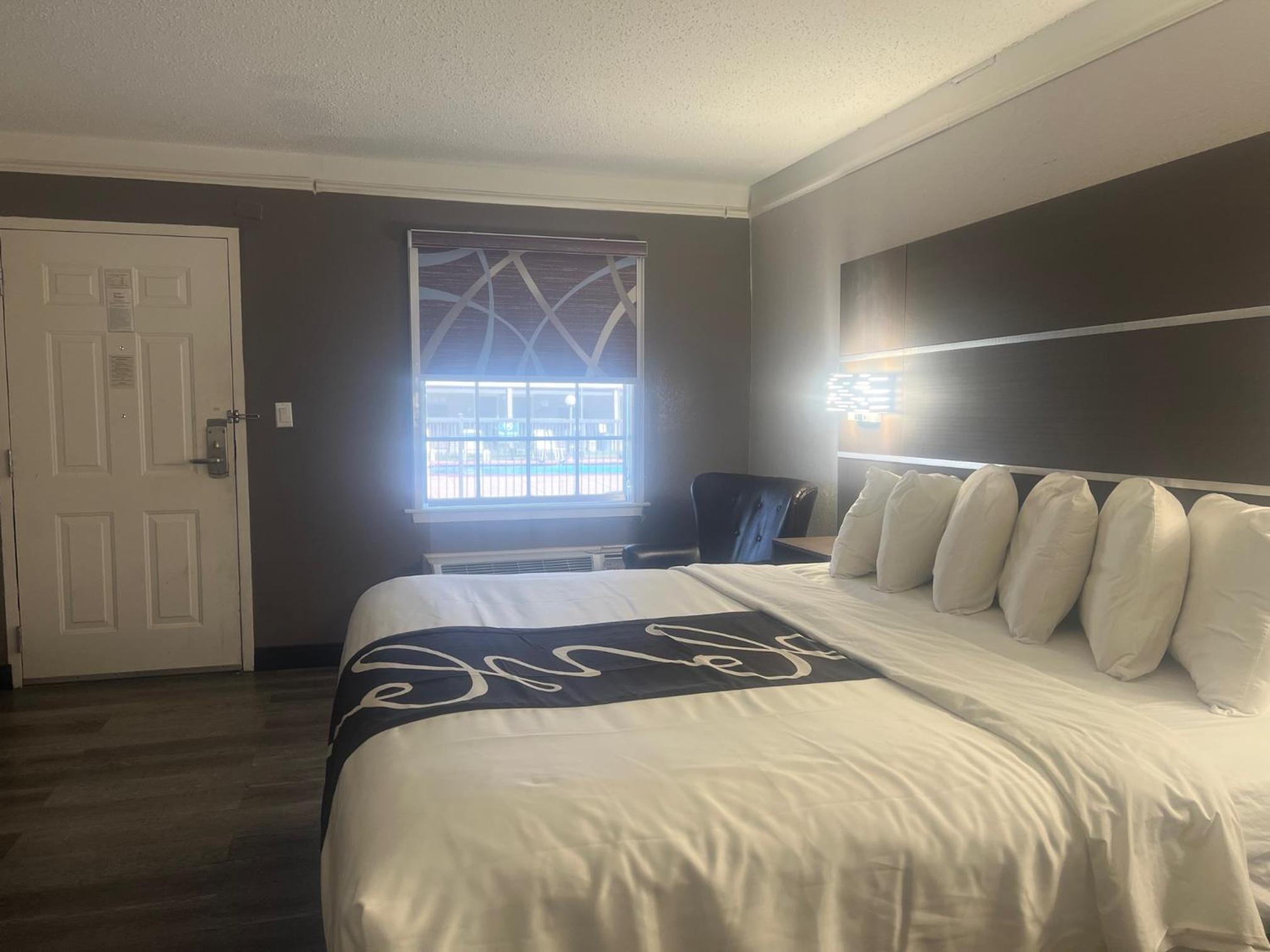 Deluxe King Room with Roll-In Shower and View - Mobility Accessible/Non-Smoking photo 1