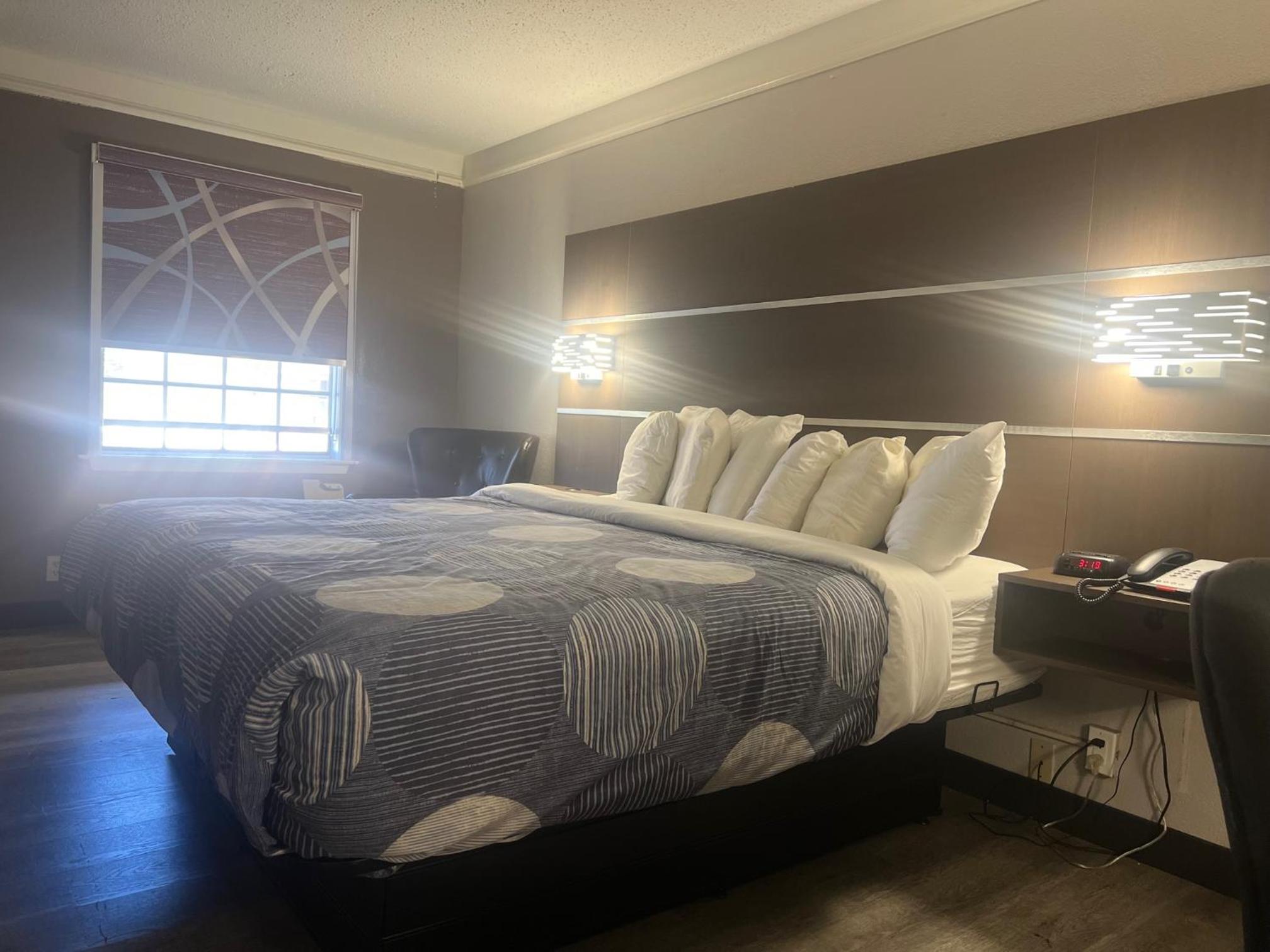 Deluxe King Room - Non-Smoking photo 1