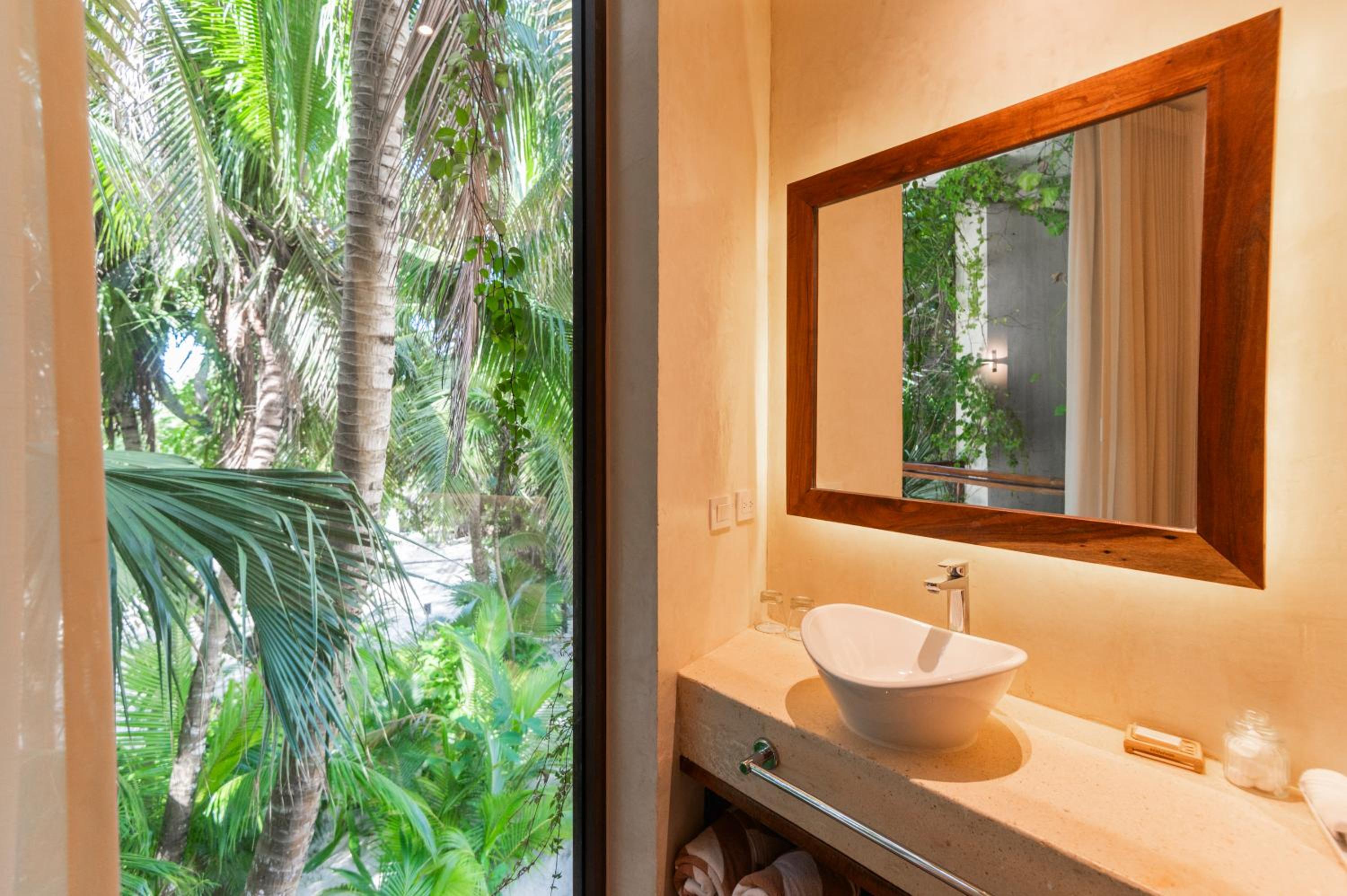 Deluxe Double Room with Side Sea View - Photo 6
