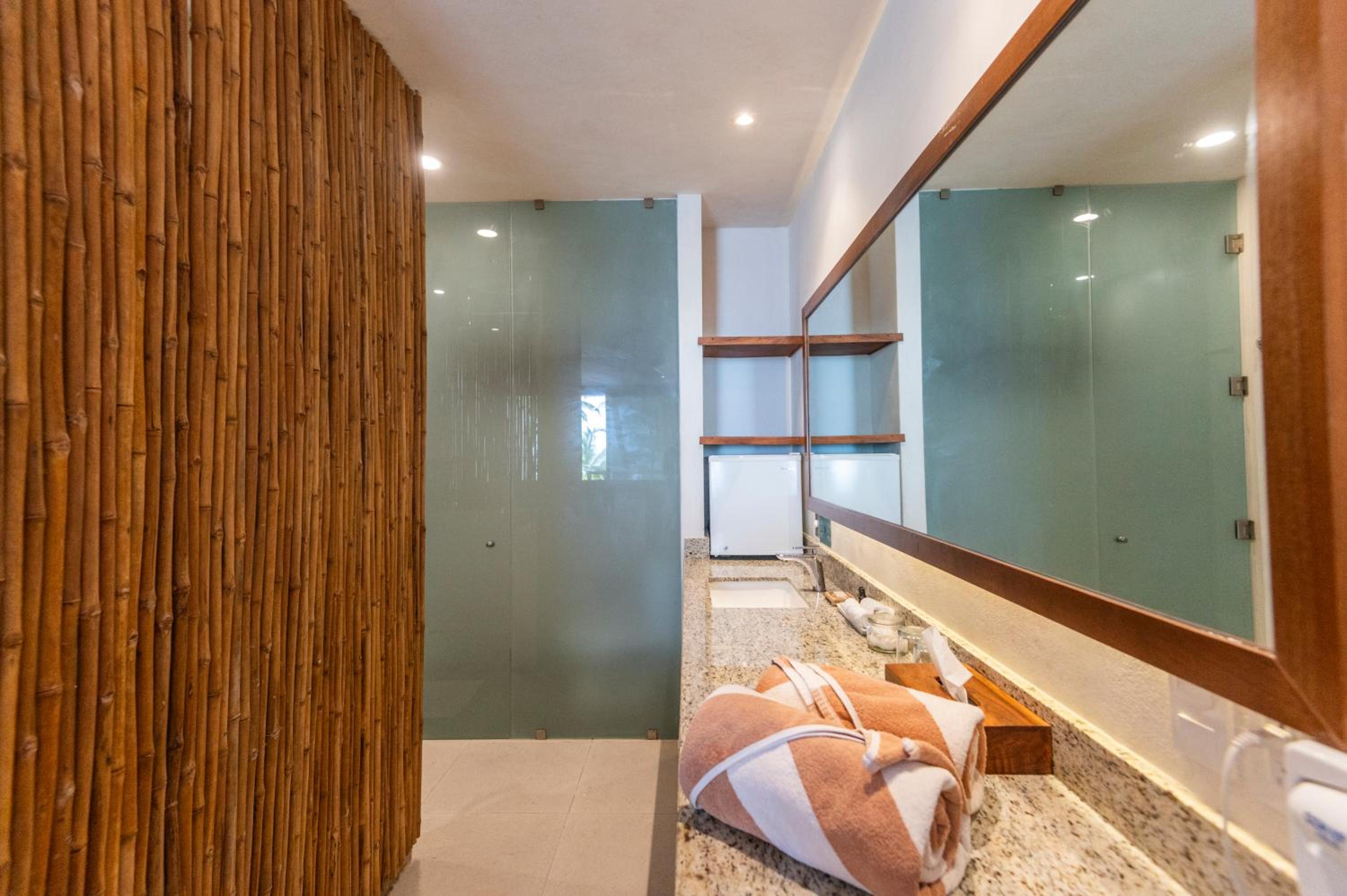 Double Room with Balcony and Sea View - Photo 9