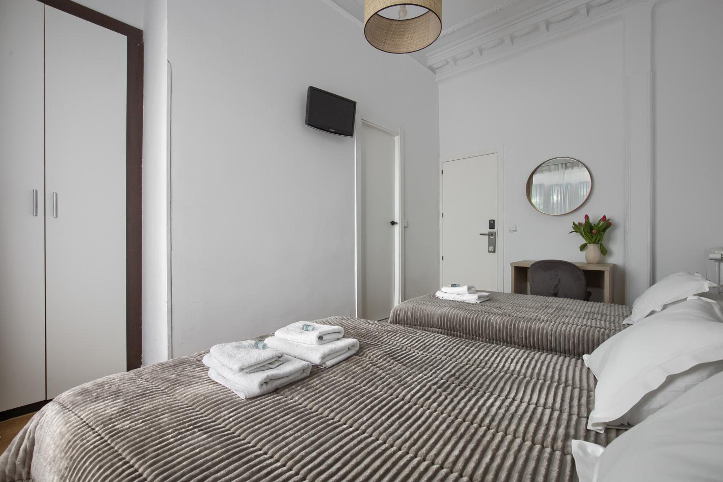 Triple Room (1 Double Bed + 1 Single Bed) photo 2