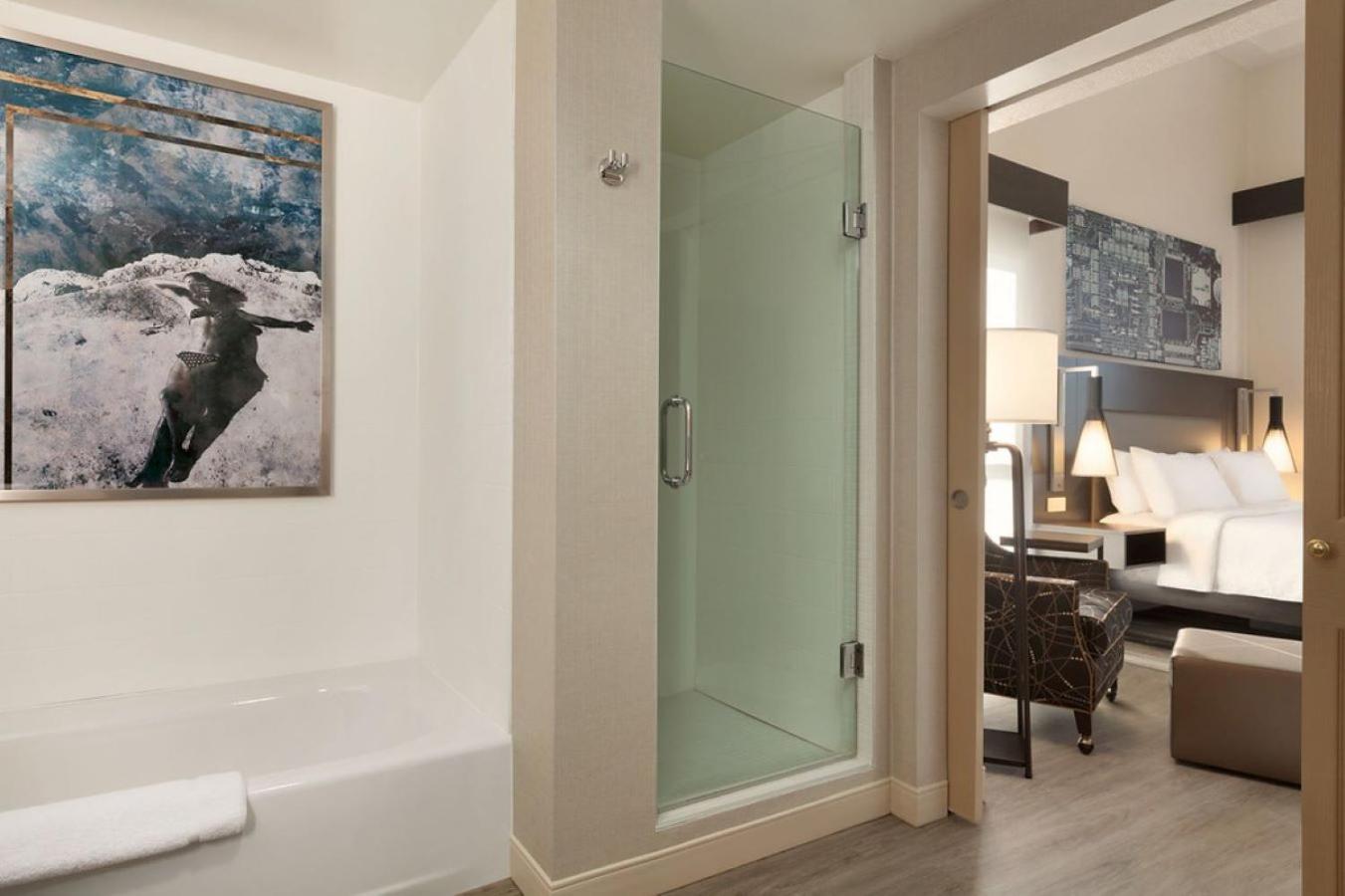 Deluxe King Room - Photo 3