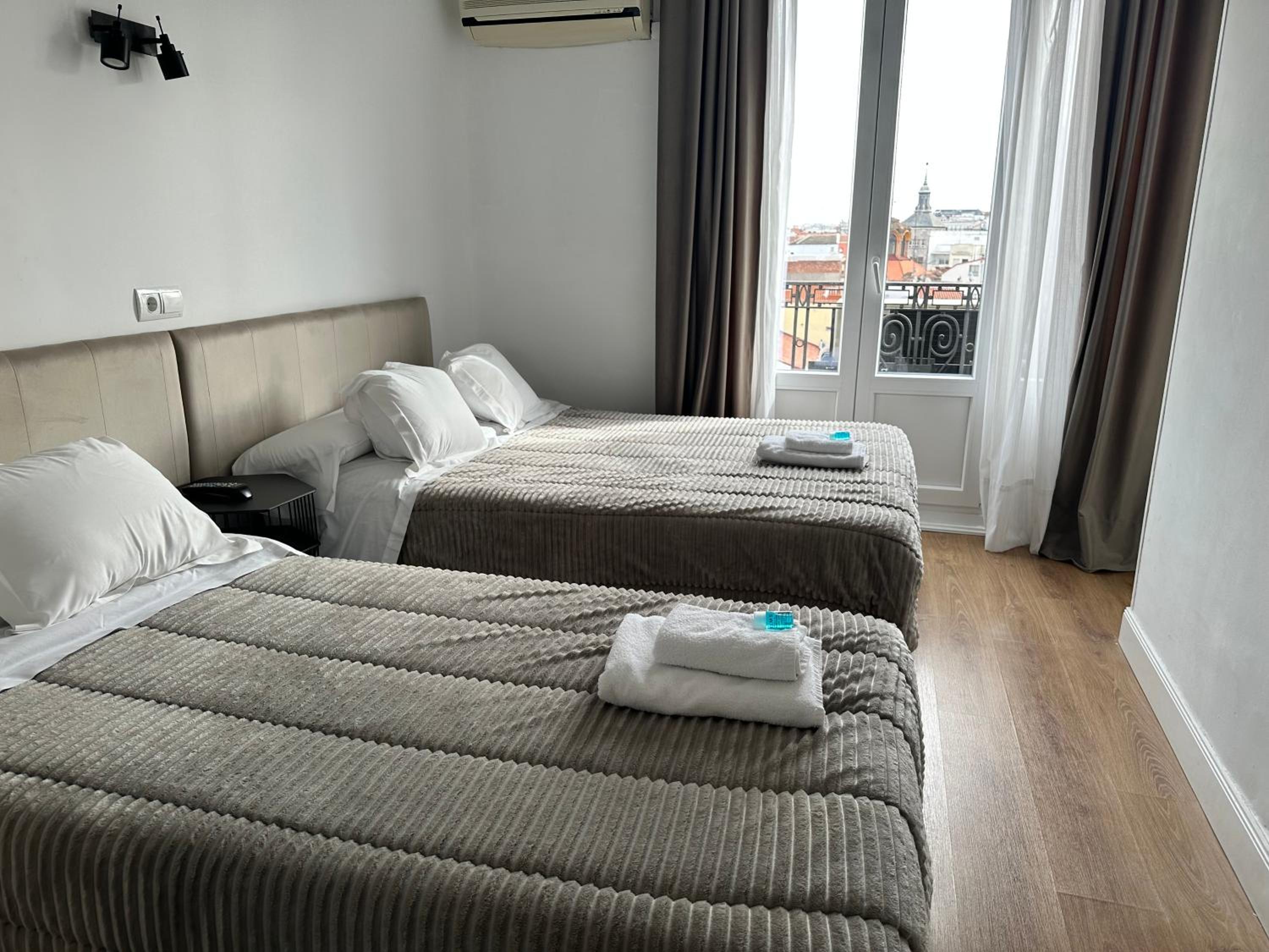 Triple Room (1 Double Bed + 1 Single Bed) photo 3