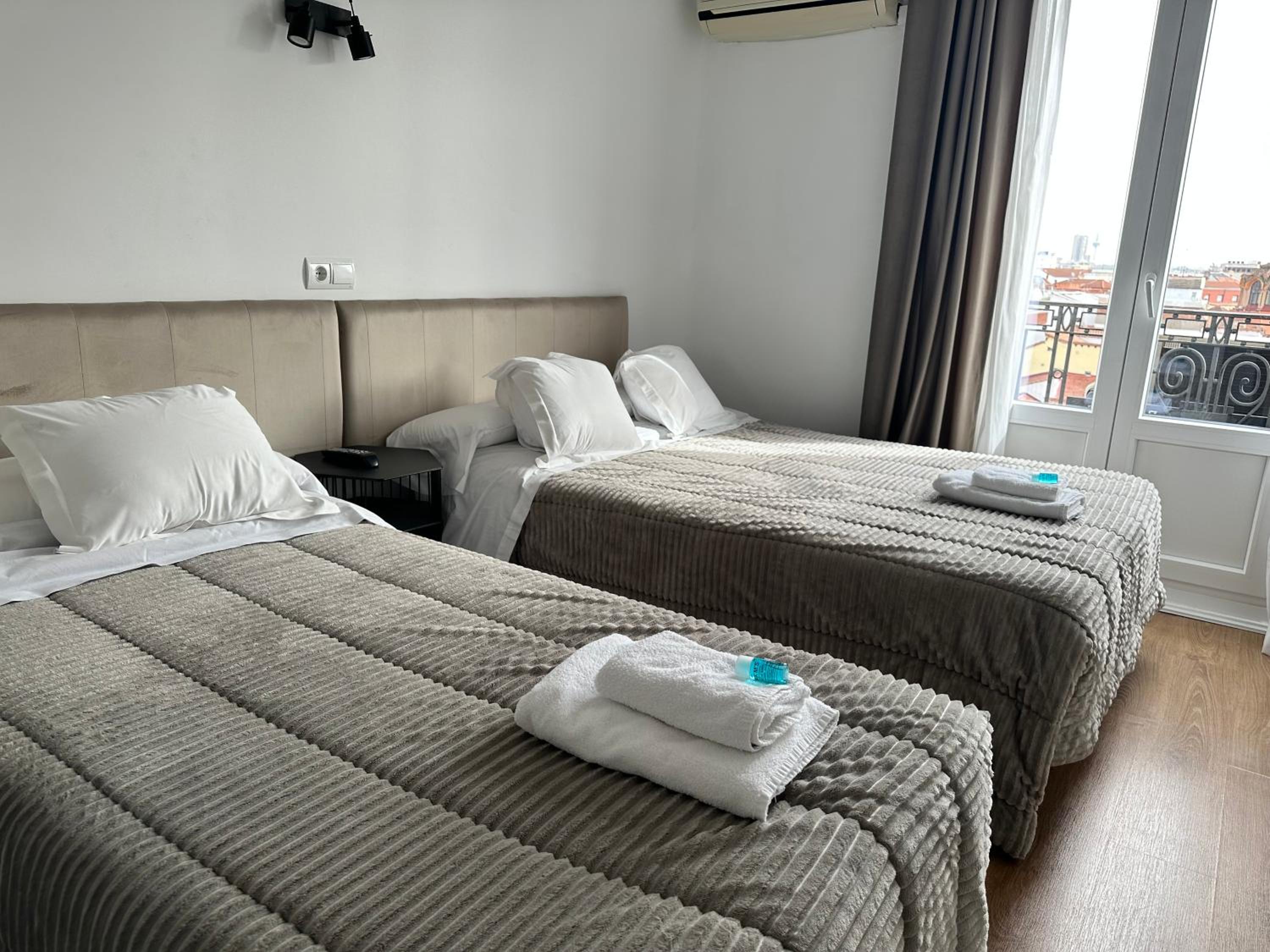 Triple Room (1 Double Bed + 1 Single Bed) photo 3