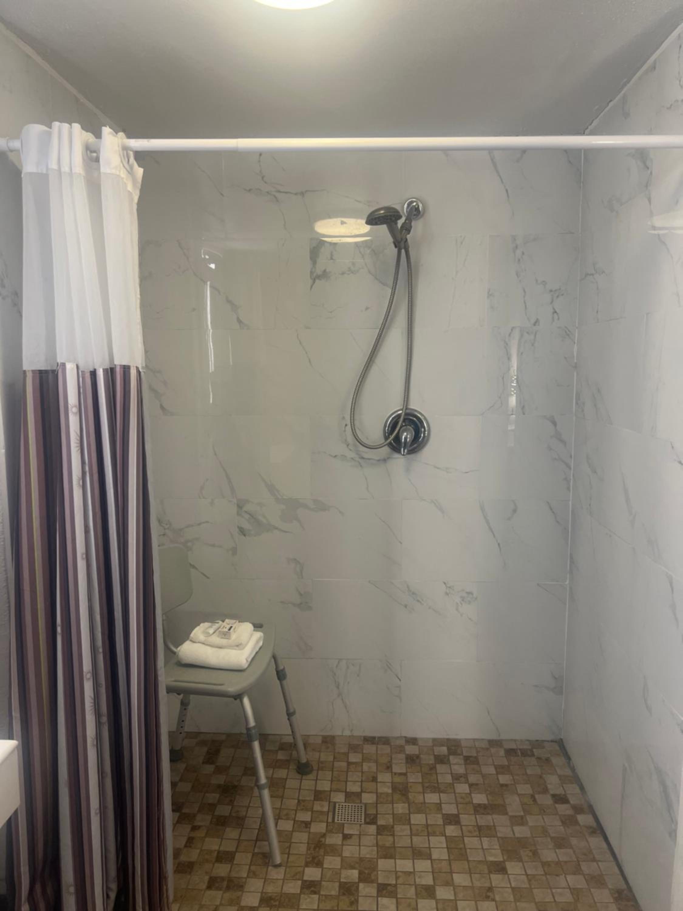 Double Room with Two Double Beds with Roll-In Shower and Courtyard View - Mobility Accessible/Non-Smoking photo 2