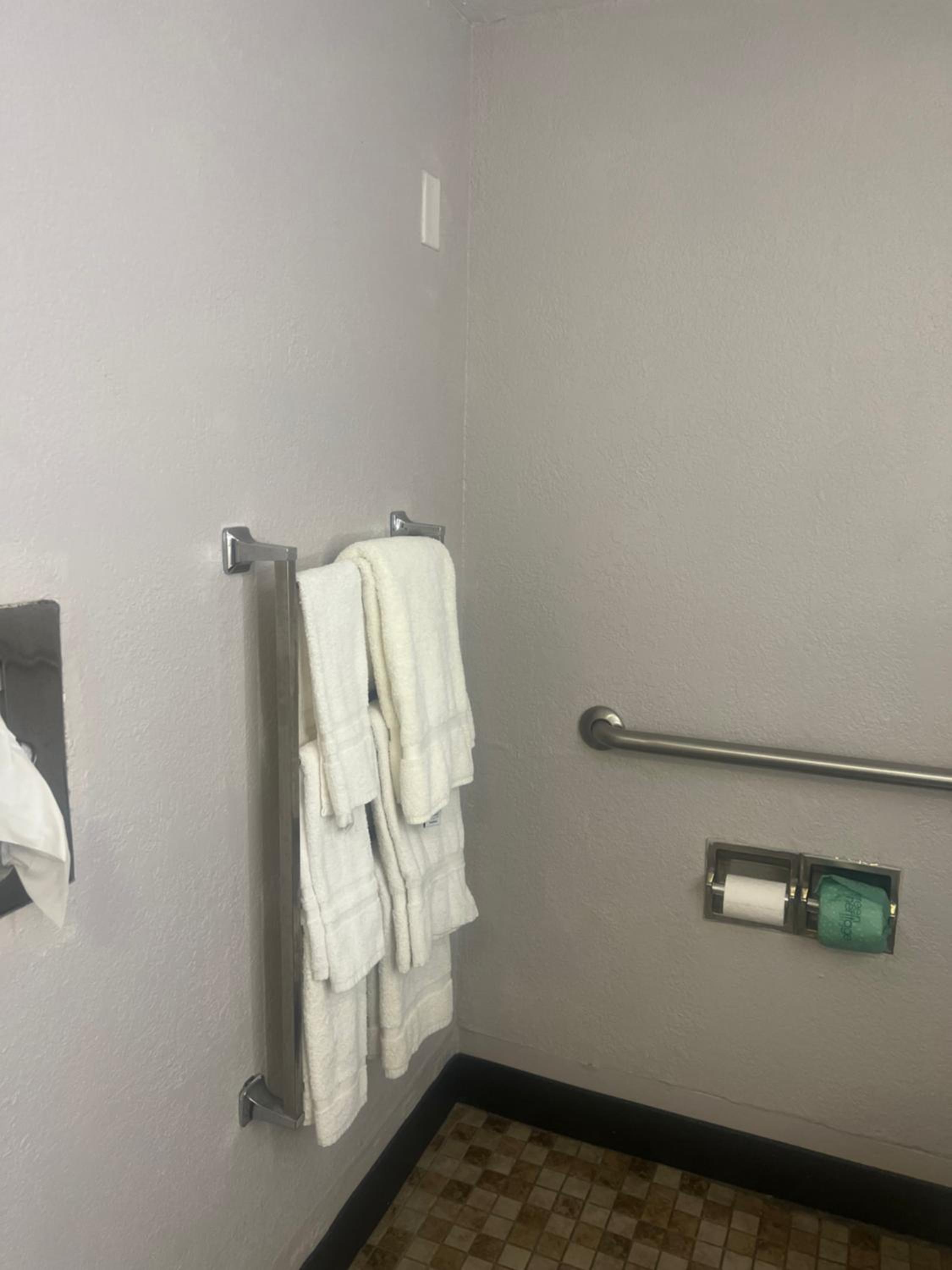 Double Room with Two Double Beds with Roll-In Shower and Courtyard View - Mobility Accessible/Non-Smoking photo 3