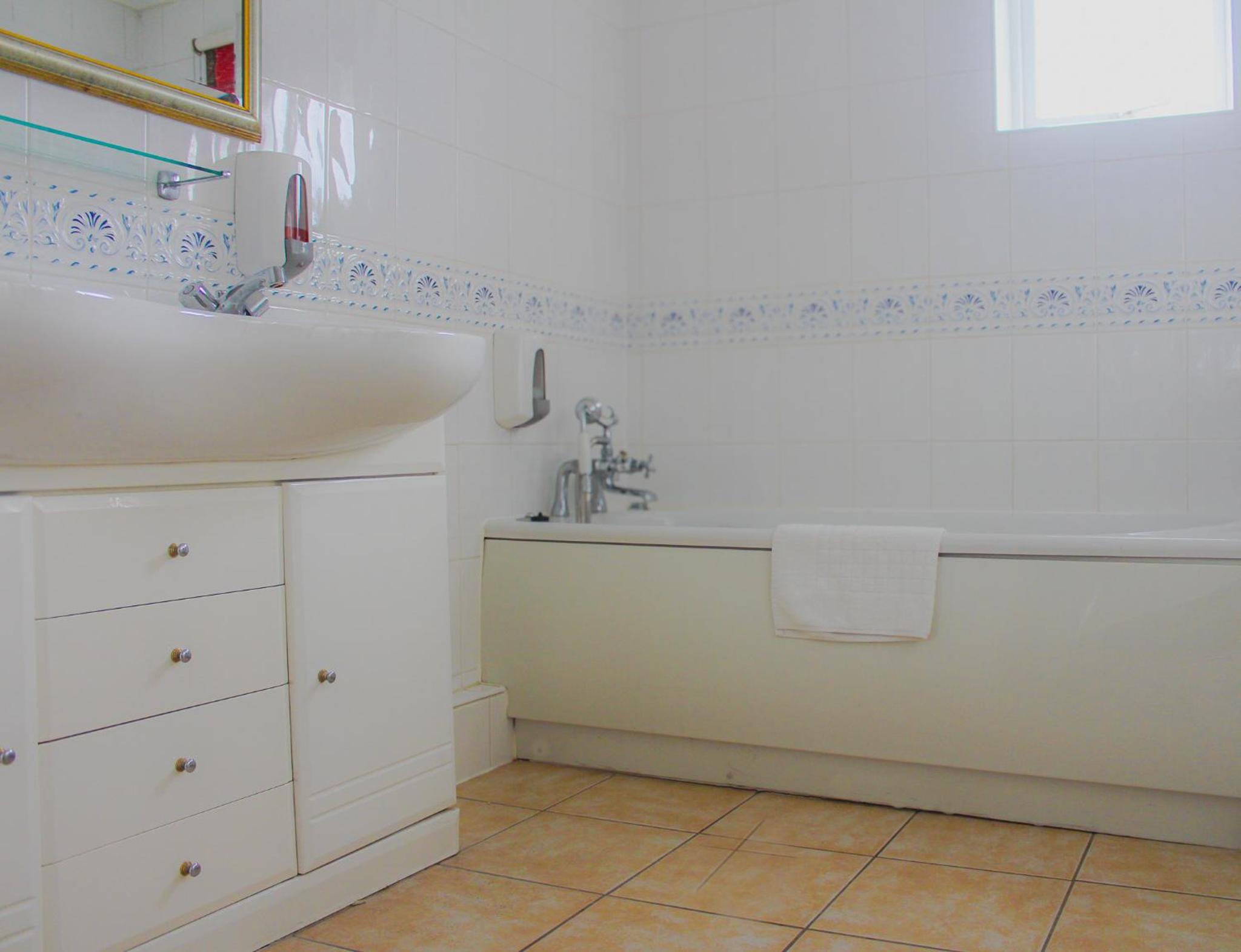 Standard King Room - Photo 4