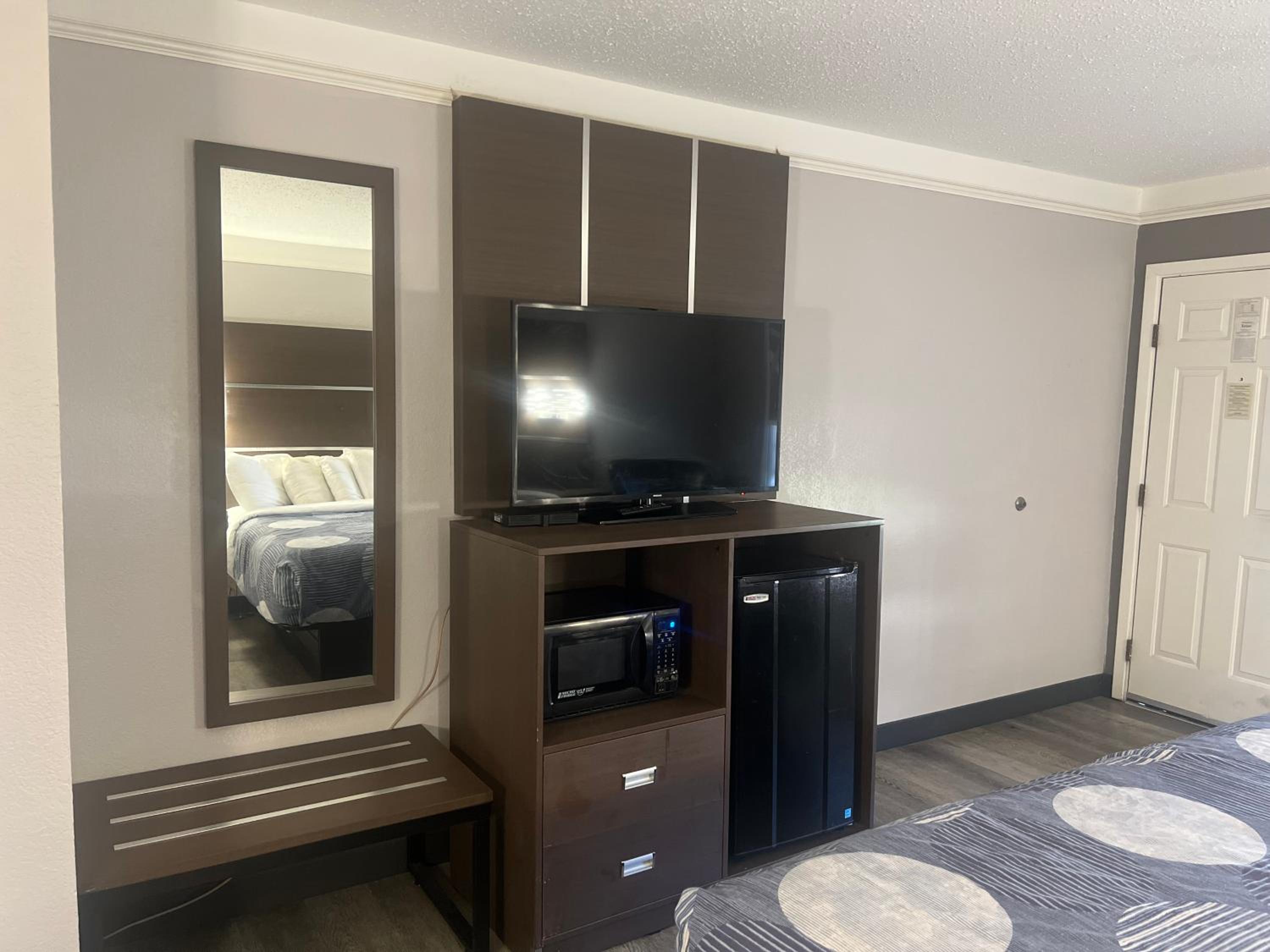 Deluxe King Room - Non-Smoking photo 3