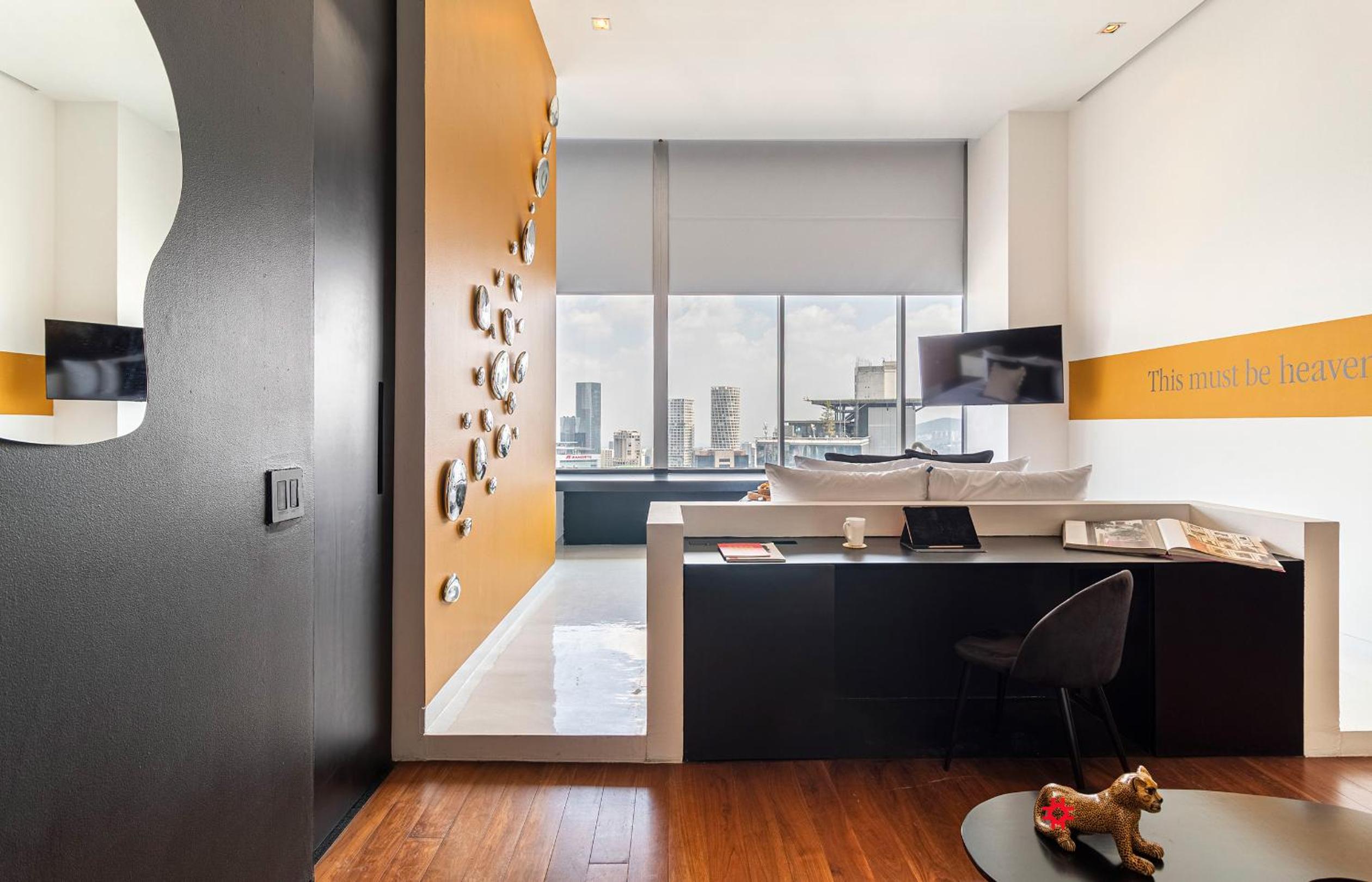 Master suite  with city view - Photo 26