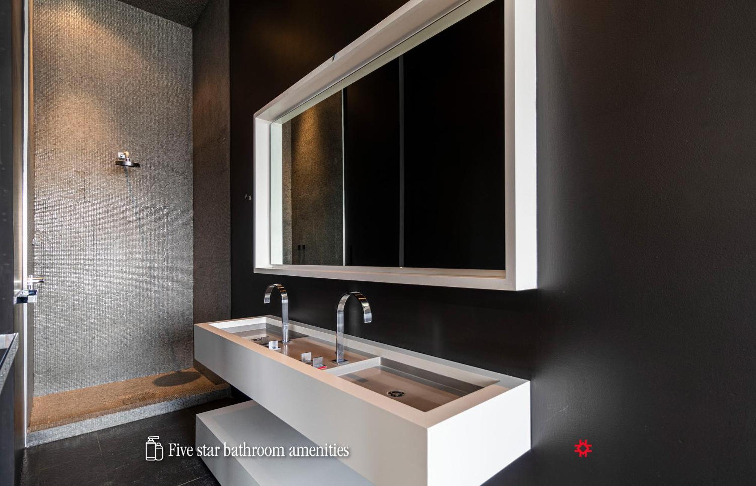 Master suite  with city view - Photo 17