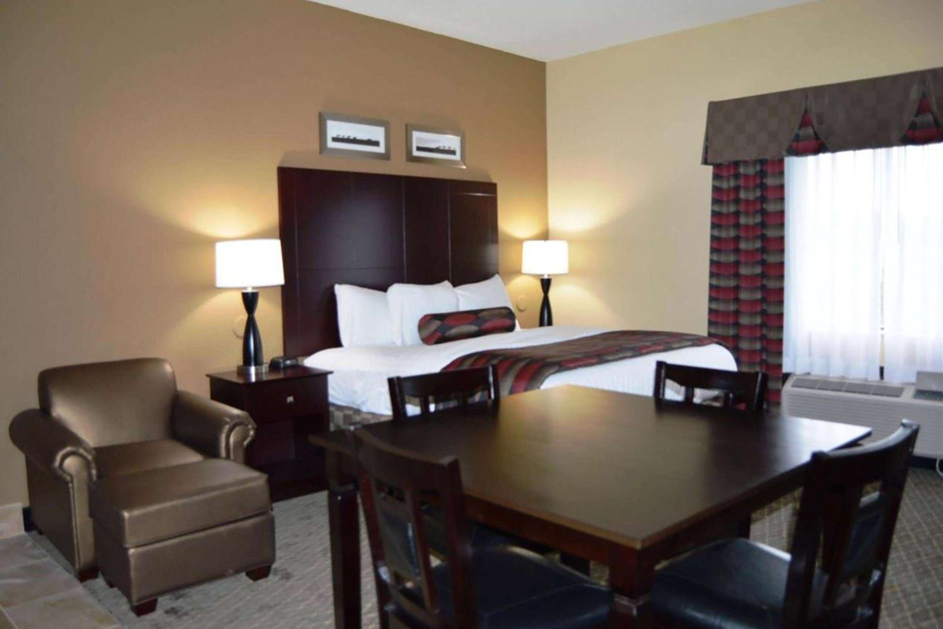 King Suite with Bathtub w/Grab Bars - Mobility Accessible/Non-Smoking - Photo 2